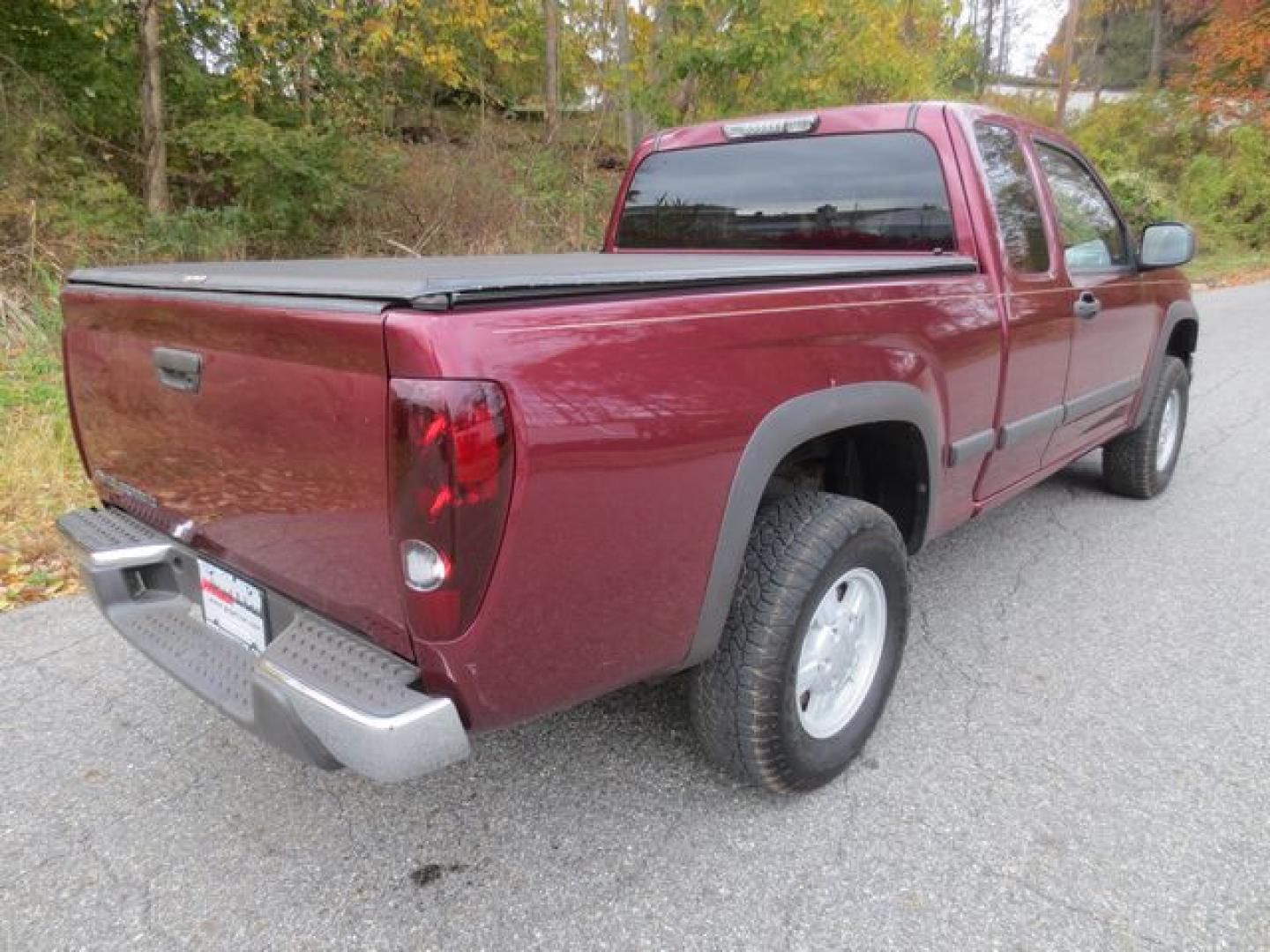 2007 Red /Black Chevrolet Colorado 2 LT Ext. Cab (1GCDT19E178) with an 3.7L L5 DOHC 20V engine, Automatic transmission, located at 270 US Route 6, Mahopac, NY, 10541, (845) 621-0895, 41.349022, -73.755280 - Photo#3