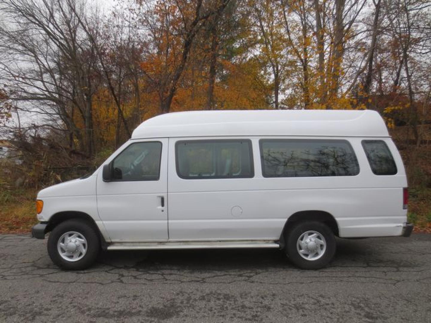2004 White /Gray Ford E-Series Van E-350 Super Duty Extended (1FTSS34L44H) with an 5.4L V8 SOHC 16V engine, Automatic transmission, located at 270 US Route 6, Mahopac, NY, 10541, (845) 621-0895, 41.349022, -73.755280 - Photo#10