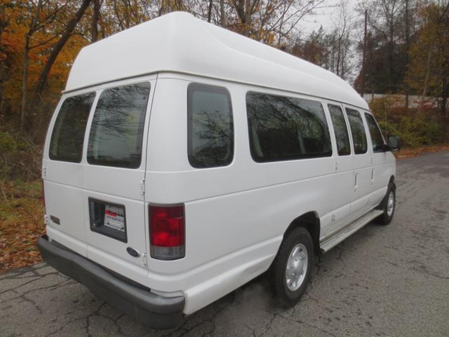 2004 White /Gray Ford E-Series Van E-350 Super Duty Extended (1FTSS34L44H) with an 5.4L V8 SOHC 16V engine, Automatic transmission, located at 270 US Route 6, Mahopac, NY, 10541, (845) 621-0895, 41.349022, -73.755280 - Photo#3