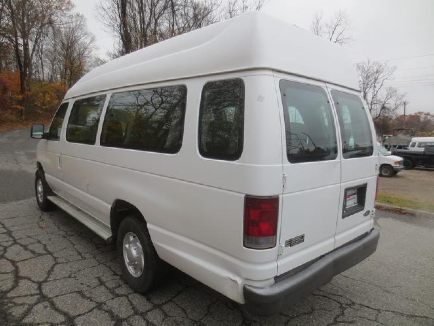 2004 White /Gray Ford E-Series Van E-350 Super Duty Extended (1FTSS34L44H) with an 5.4L V8 SOHC 16V engine, Automatic transmission, located at 270 US Route 6, Mahopac, NY, 10541, (845) 621-0895, 41.349022, -73.755280 - Photo#4