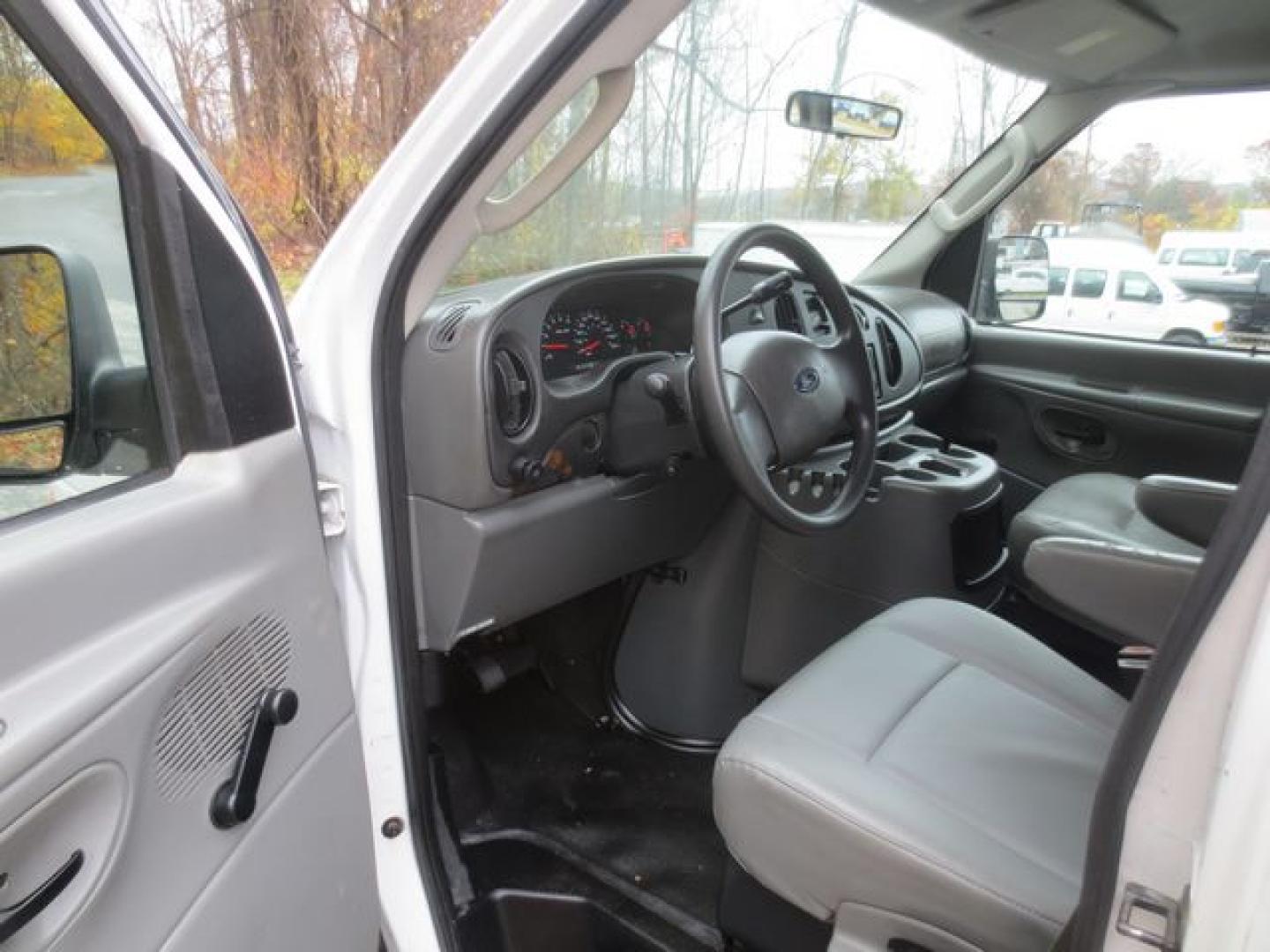 2004 White /Gray Ford E-Series Van E-350 Super Duty Extended (1FTSS34L44H) with an 5.4L V8 SOHC 16V engine, Automatic transmission, located at 270 US Route 6, Mahopac, NY, 10541, (845) 621-0895, 41.349022, -73.755280 - Photo#5