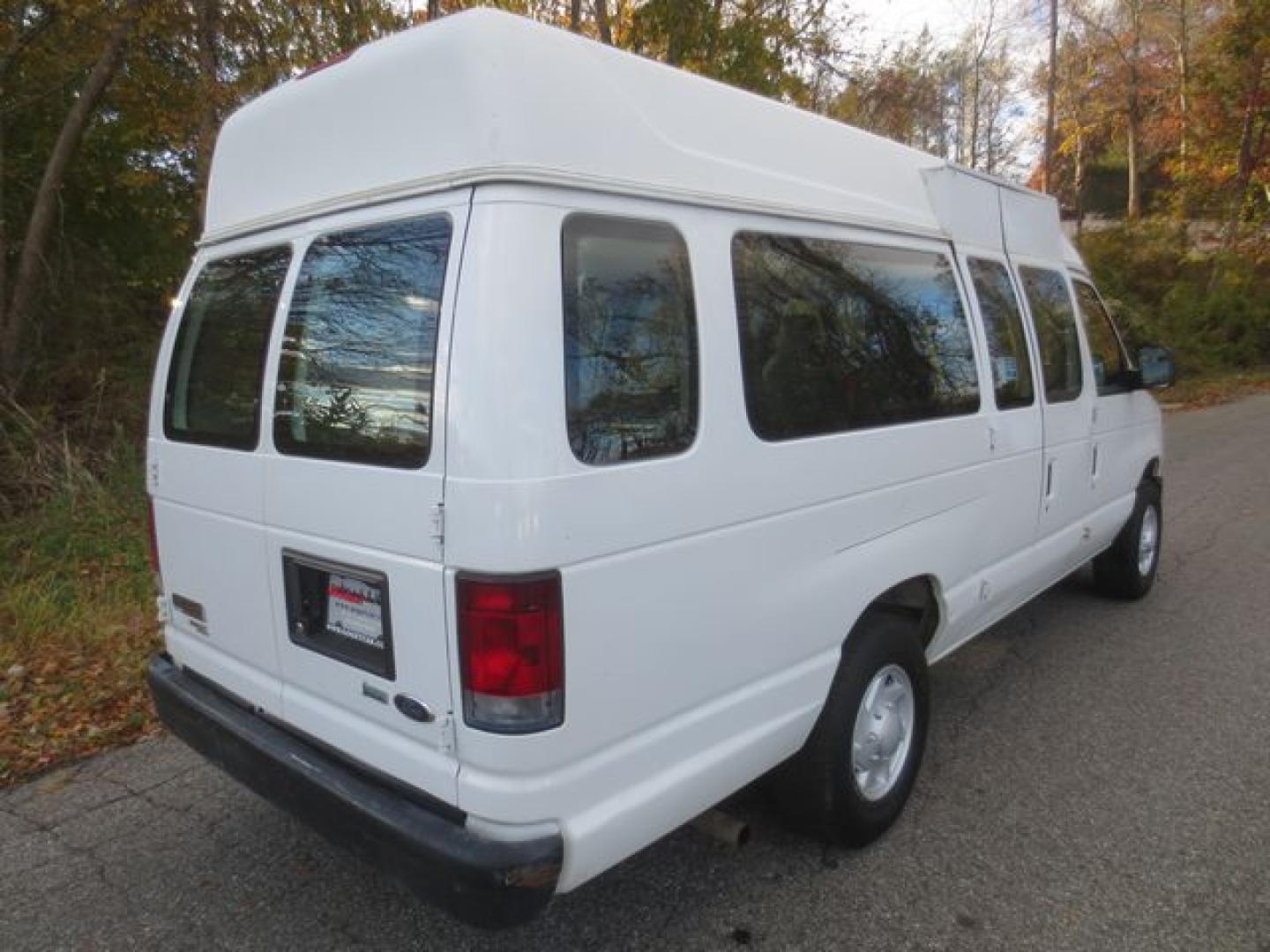 2011 White /Gray Ford E-Series Van E-250 Extended (1FTNS2EWXBD) with an 4.6L V8 SOHC 16V engine, 4-Speed Automatic transmission, located at 270 US Route 6, Mahopac, NY, 10541, (845) 621-0895, 41.349022, -73.755280 - Photo#3