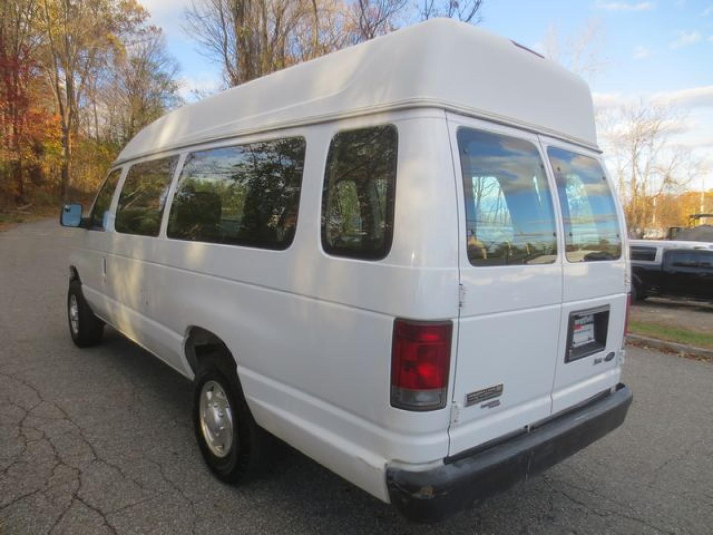 2011 White /Gray Ford E-Series Van E-250 Extended (1FTNS2EWXBD) with an 4.6L V8 SOHC 16V engine, 4-Speed Automatic transmission, located at 270 US Route 6, Mahopac, NY, 10541, (845) 621-0895, 41.349022, -73.755280 - Photo#4
