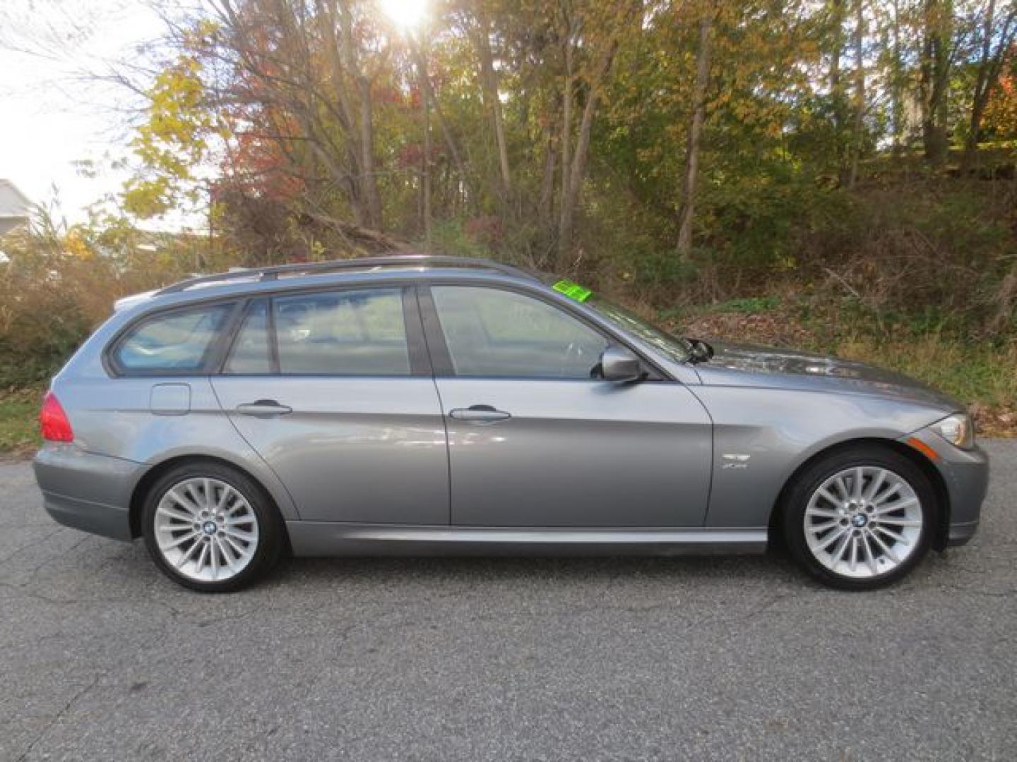 2009 Gray /Baack BMW 3-Series Sport Wagon 328xi (WBAUU33529A) with an 3.0L L6 DOHC 24V engine, Automatic transmission, located at 270 US Route 6, Mahopac, NY, 10541, (845) 621-0895, 41.349022, -73.755280 - Photo#10