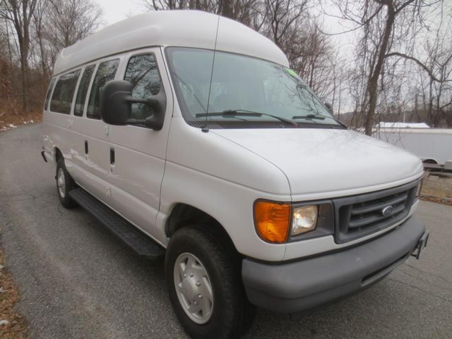 2007 White /Gray Ford E-Series Van E-250 Extended (1FTNS24W07D) with an 4.6L V8 SOHC 16V engine, 4-Speed Automatic transmission, located at 270 US Route 6, Mahopac, NY, 10541, (845) 621-0895, 41.349022, -73.755280 - Photo#1