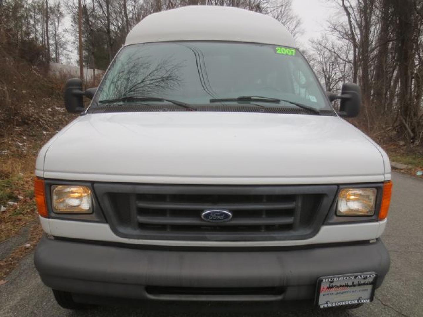 2007 White /Gray Ford E-Series Van E-250 Extended (1FTNS24W07D) with an 4.6L V8 SOHC 16V engine, 4-Speed Automatic transmission, located at 270 US Route 6, Mahopac, NY, 10541, (845) 621-0895, 41.349022, -73.755280 - Photo#2