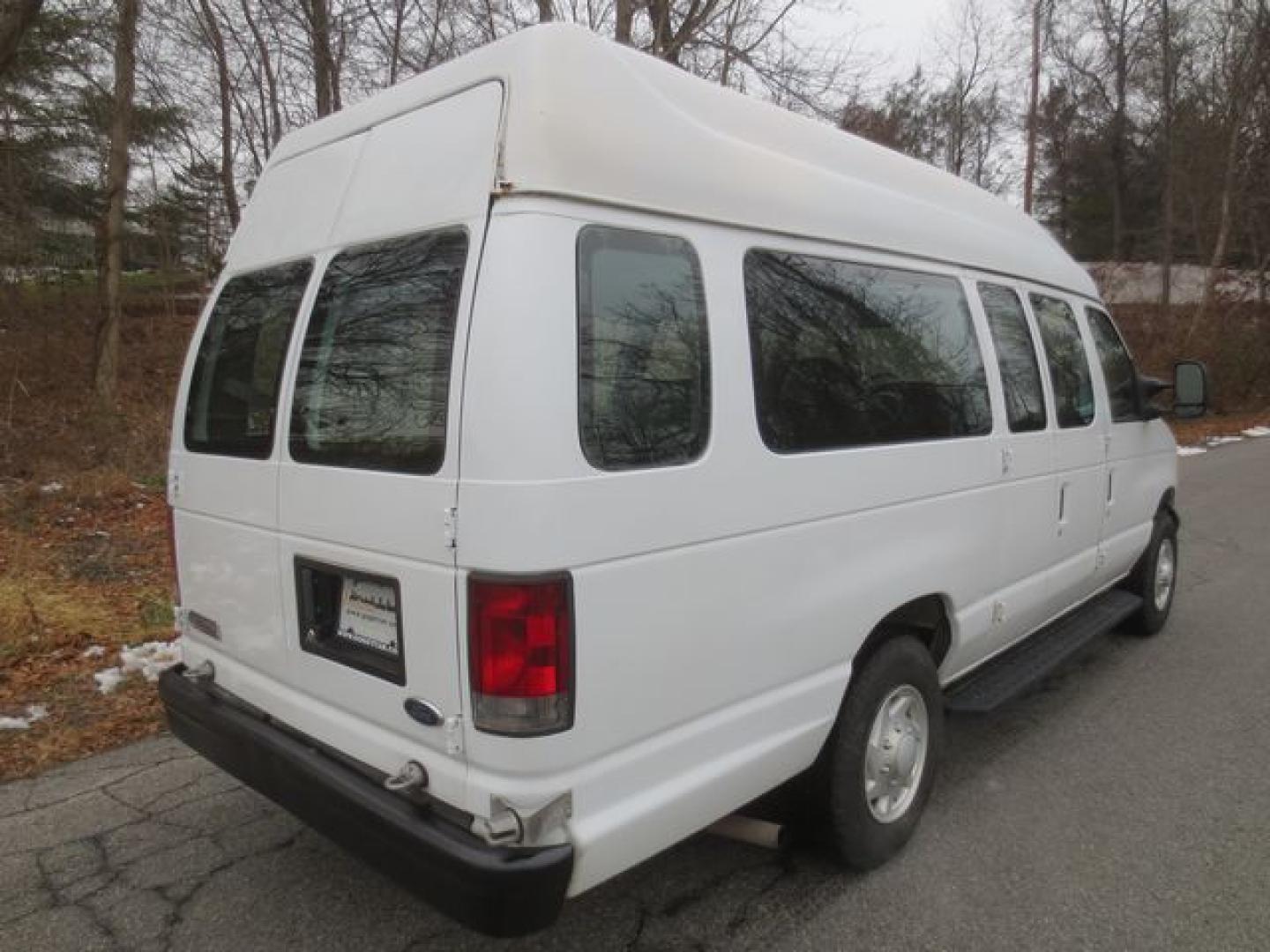 2007 White /Gray Ford E-Series Van E-250 Extended (1FTNS24W07D) with an 4.6L V8 SOHC 16V engine, 4-Speed Automatic transmission, located at 270 US Route 6, Mahopac, NY, 10541, (845) 621-0895, 41.349022, -73.755280 - Photo#3