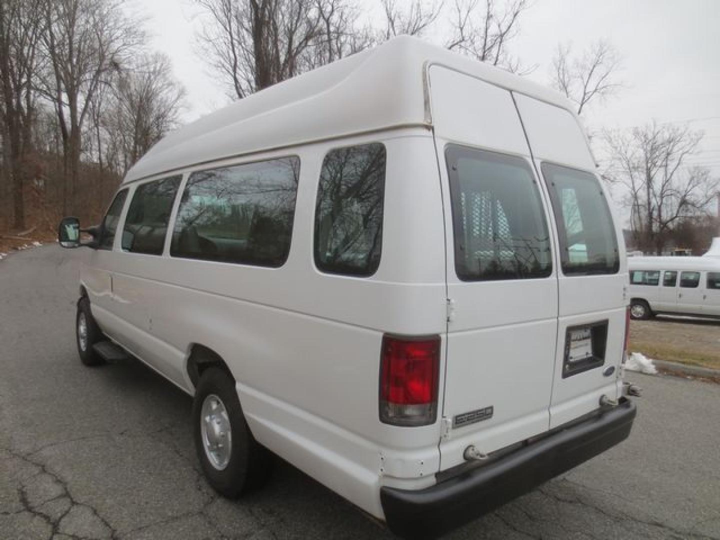 2007 White /Gray Ford E-Series Van E-250 Extended (1FTNS24W07D) with an 4.6L V8 SOHC 16V engine, 4-Speed Automatic transmission, located at 270 US Route 6, Mahopac, NY, 10541, (845) 621-0895, 41.349022, -73.755280 - Photo#4