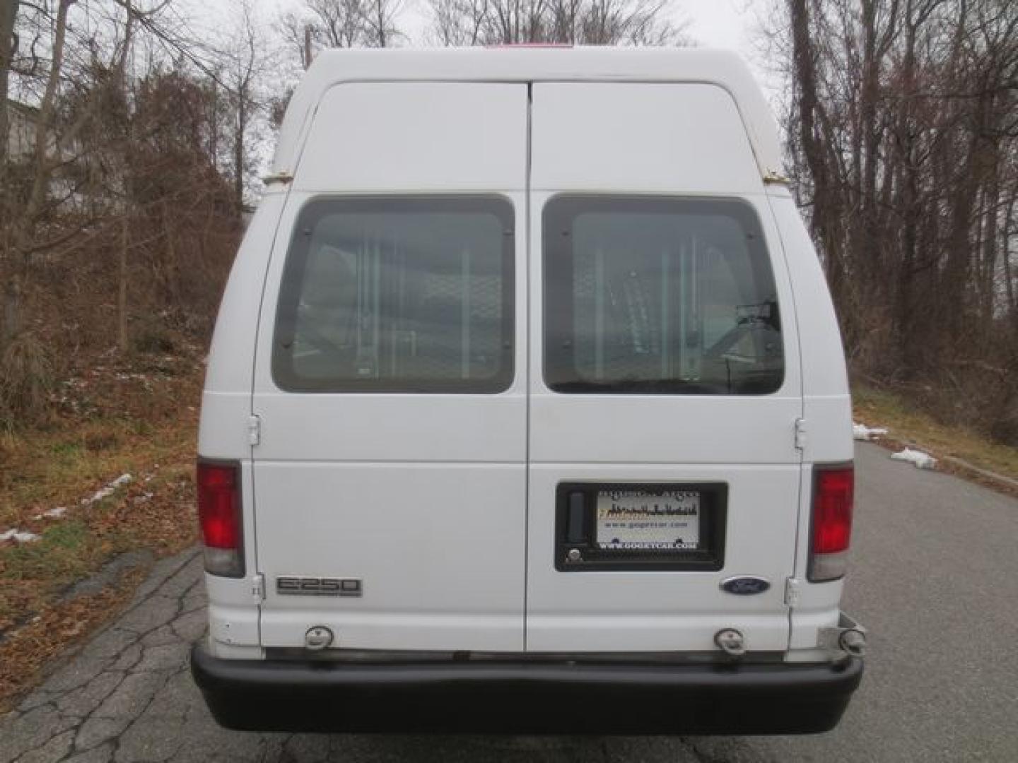 2007 White /Gray Ford E-Series Van E-250 Extended (1FTNS24W07D) with an 4.6L V8 SOHC 16V engine, 4-Speed Automatic transmission, located at 270 US Route 6, Mahopac, NY, 10541, (845) 621-0895, 41.349022, -73.755280 - Photo#5