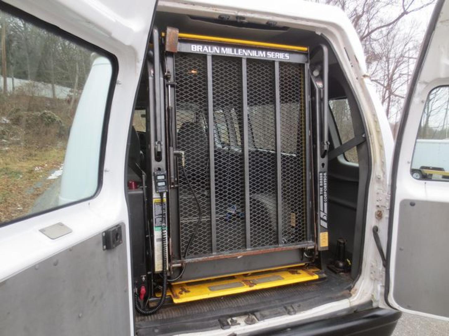 2007 White /Gray Ford E-Series Van E-250 Extended (1FTNS24W07D) with an 4.6L V8 SOHC 16V engine, 4-Speed Automatic transmission, located at 270 US Route 6, Mahopac, NY, 10541, (845) 621-0895, 41.349022, -73.755280 - Photo#7