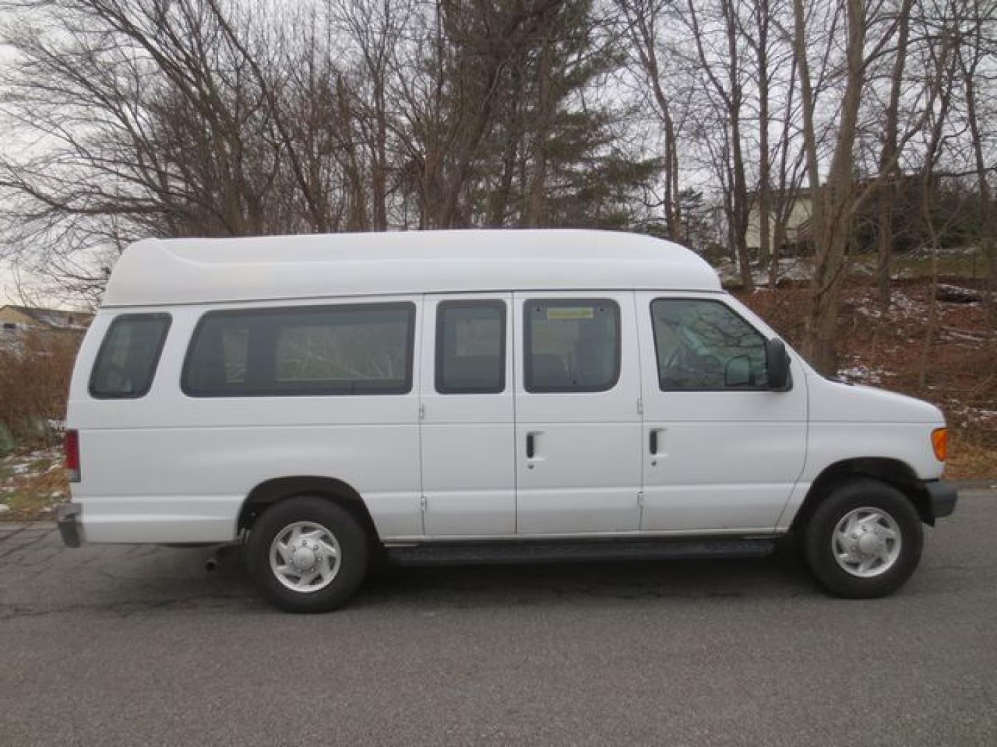 2007 White /Gray Ford E-Series Van E-250 Extended (1FTNS24W07D) with an 4.6L V8 SOHC 16V engine, 4-Speed Automatic transmission, located at 270 US Route 6, Mahopac, NY, 10541, (845) 621-0895, 41.349022, -73.755280 - Photo#10