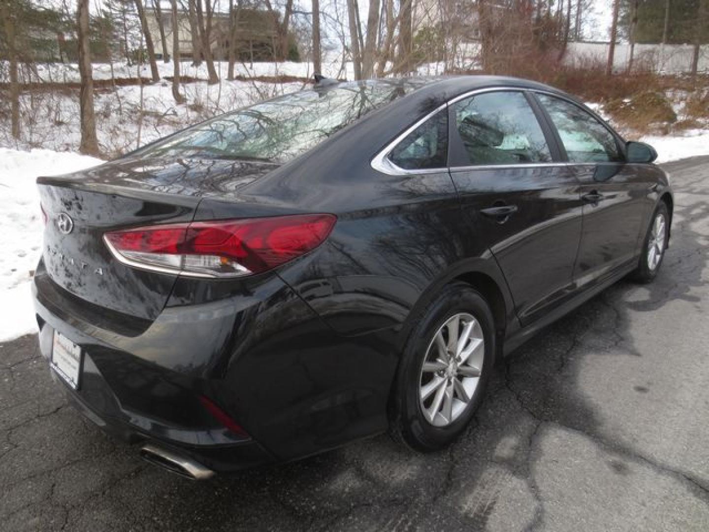 2019 Hyundai Sonata SE (5NPE24AF1KH) with an 2.4L L4 DOHC 16V engine, 7A transmission, located at 270 US Route 6, Mahopac, NY, 10541, (845) 621-0895, 41.349022, -73.755280 - Photo#3