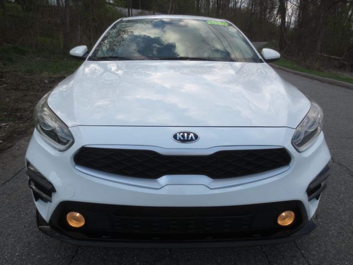 2020 White /Black Kia Forte LXS (3KPF24AD2LE) with an 2.0L L4 DOHC 16V engine, Automotic transmission, located at 270 US Route 6, Mahopac, NY, 10541, (845) 621-0895, 41.349022, -73.755280 - Photo#2