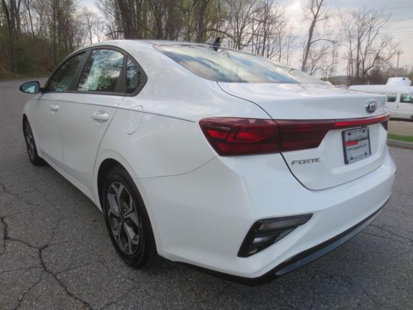 2020 White /Black Kia Forte LXS (3KPF24AD2LE) with an 2.0L L4 DOHC 16V engine, Automotic transmission, located at 270 US Route 6, Mahopac, NY, 10541, (845) 621-0895, 41.349022, -73.755280 - Photo#4