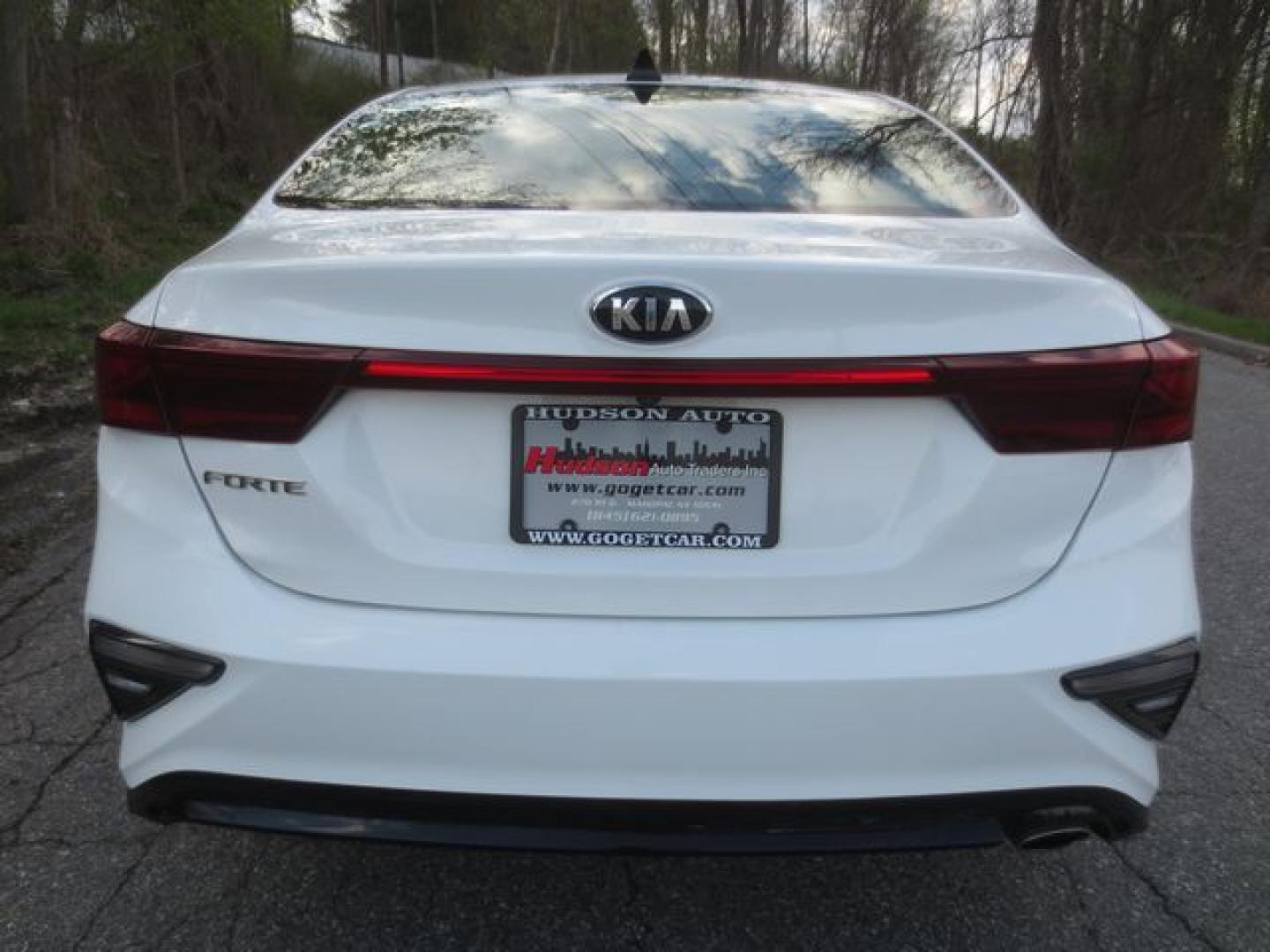 2020 White /Black Kia Forte LXS (3KPF24AD2LE) with an 2.0L L4 DOHC 16V engine, Automotic transmission, located at 270 US Route 6, Mahopac, NY, 10541, (845) 621-0895, 41.349022, -73.755280 - Photo#5