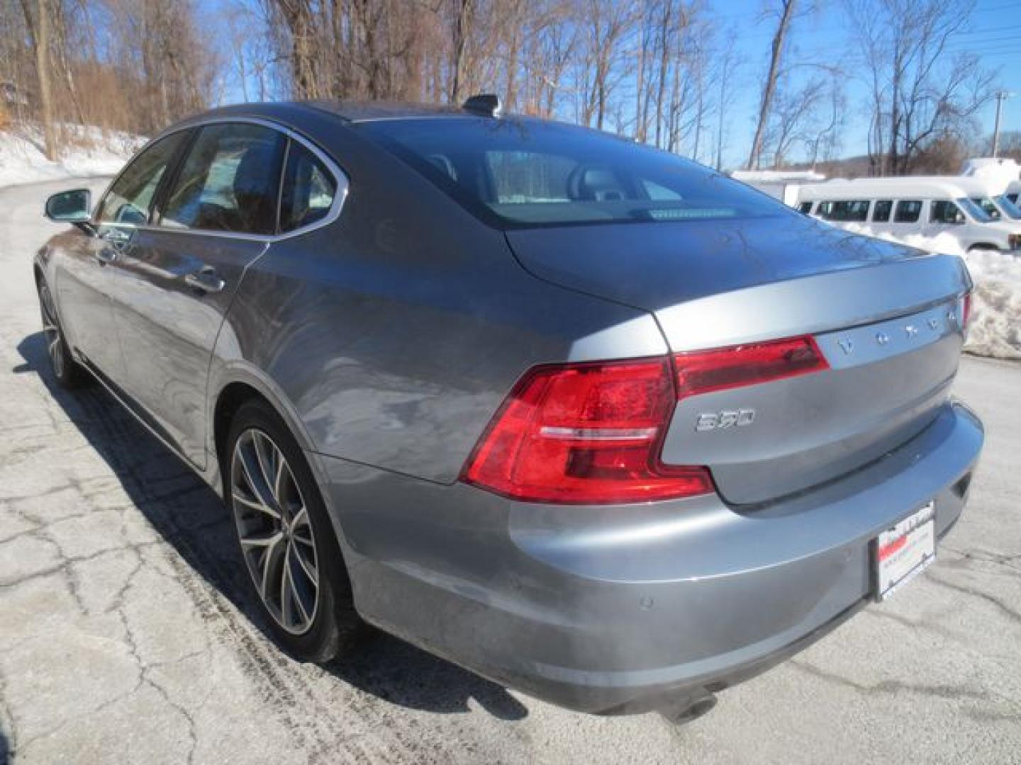 2018 Gray /Black Volvo S90 T5 Momentum (LVY982MK3JP) with an 2.0L L4 DOHC 16V engine, 8 Speed Automatic transmission, located at 270 US Route 6, Mahopac, NY, 10541, (845) 621-0895, 41.349022, -73.755280 - Photo#4