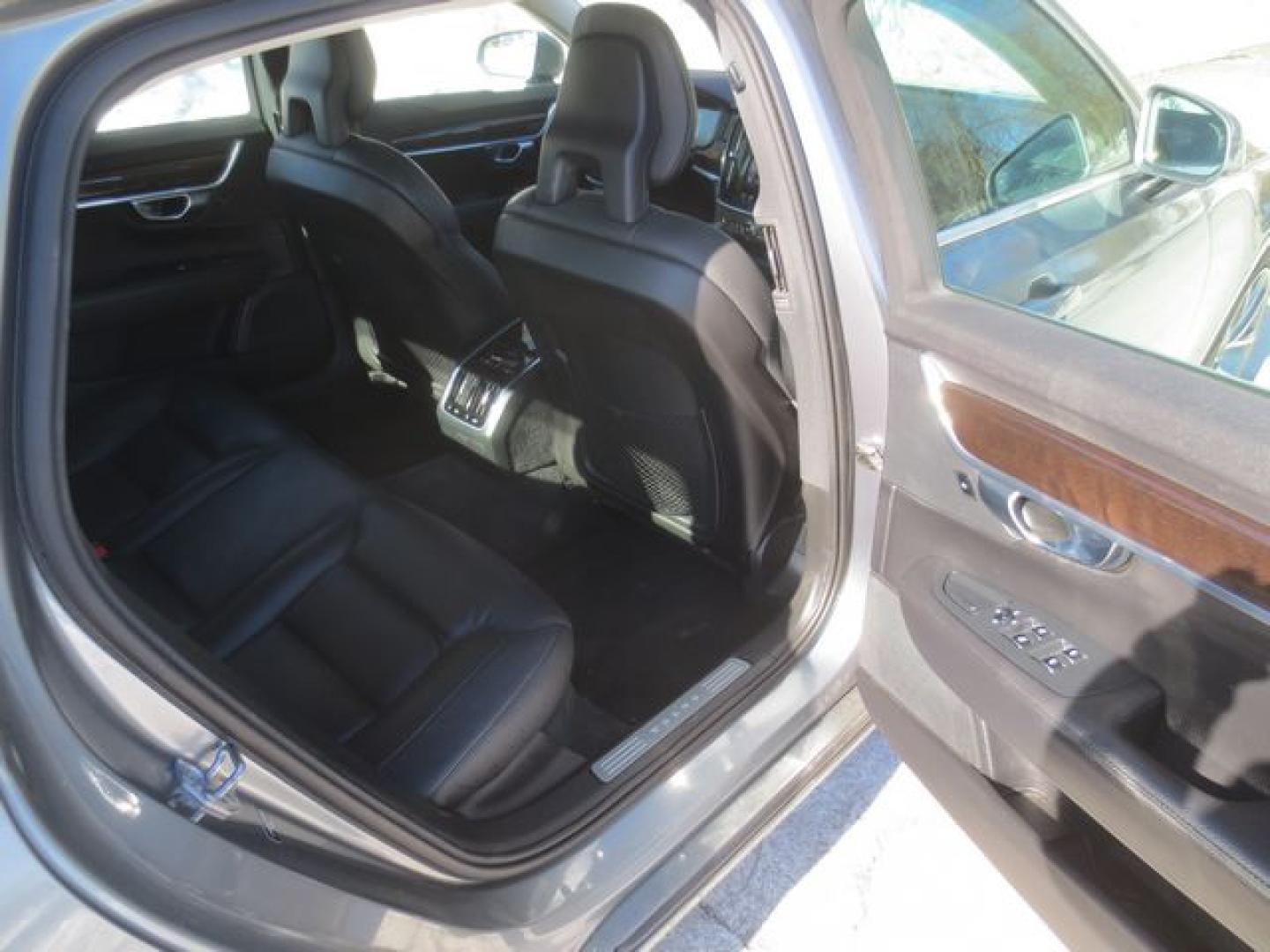 2018 Gray /Black Volvo S90 T5 Momentum (LVY982MK3JP) with an 2.0L L4 DOHC 16V engine, 8 Speed Automatic transmission, located at 270 US Route 6, Mahopac, NY, 10541, (845) 621-0895, 41.349022, -73.755280 - Photo#8