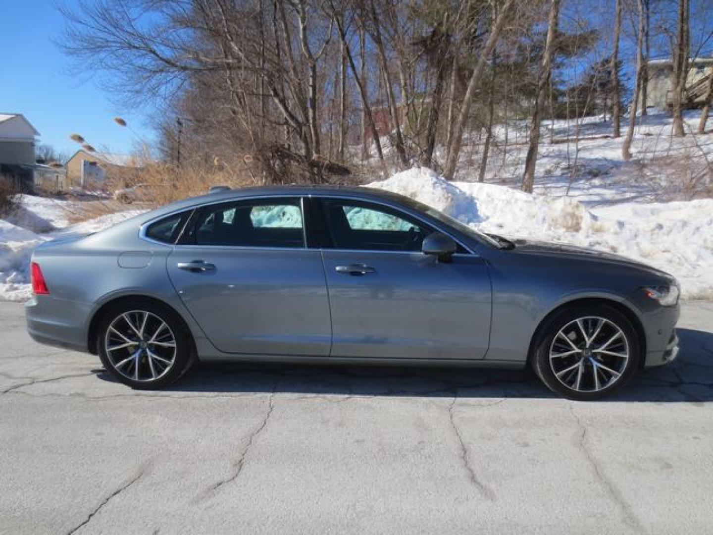 2018 Gray /Black Volvo S90 T5 Momentum (LVY982MK3JP) with an 2.0L L4 DOHC 16V engine, 8 Speed Automatic transmission, located at 270 US Route 6, Mahopac, NY, 10541, (845) 621-0895, 41.349022, -73.755280 - Photo#9