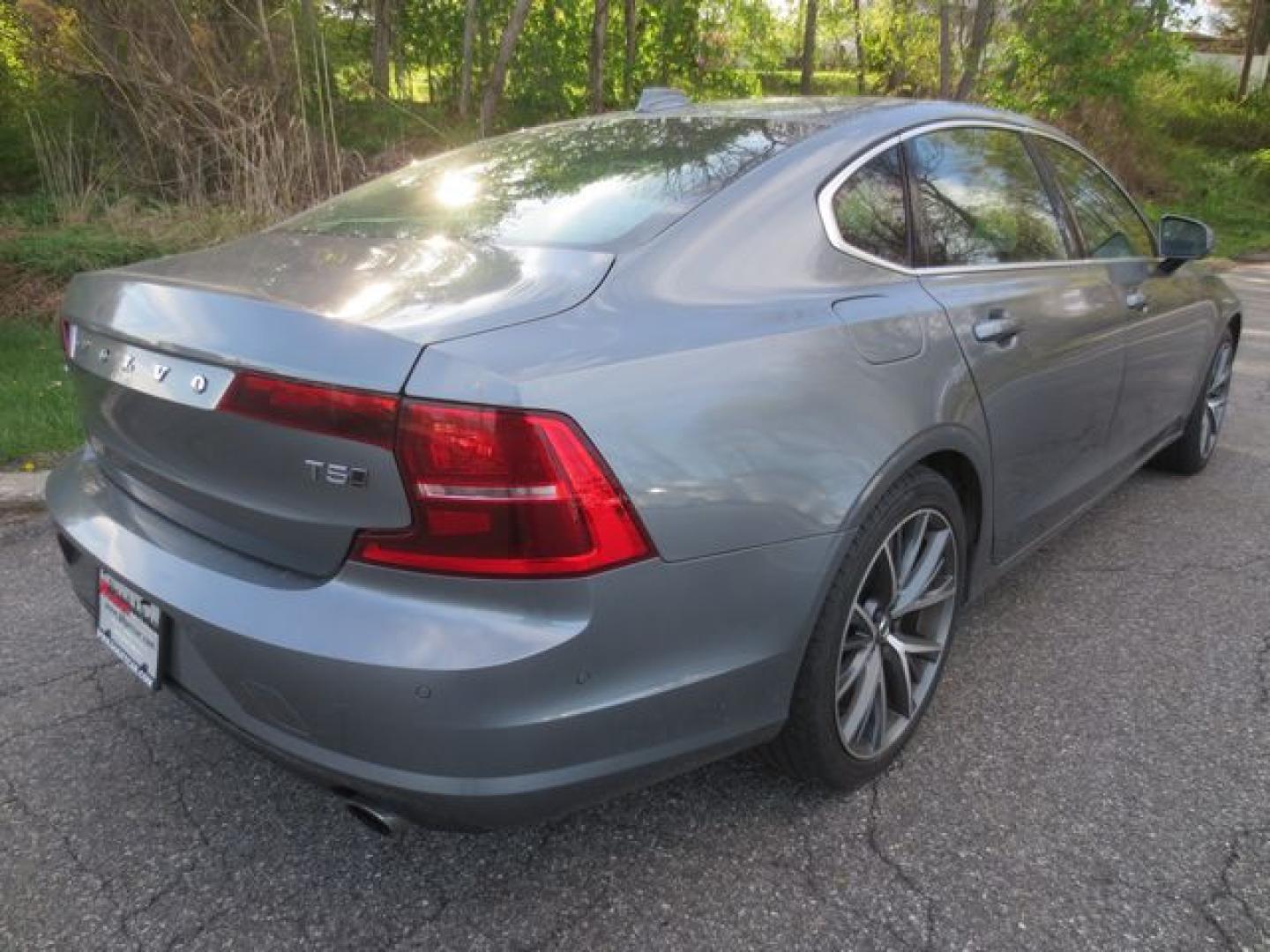 2018 Gray /Black Volvo S90 T5 Momentum (LVY982MK3JP) with an 2.0L L4 DOHC 16V engine, 8 Speed Automatic transmission, located at 270 US Route 6, Mahopac, NY, 10541, (845) 621-0895, 41.349022, -73.755280 - Photo#3
