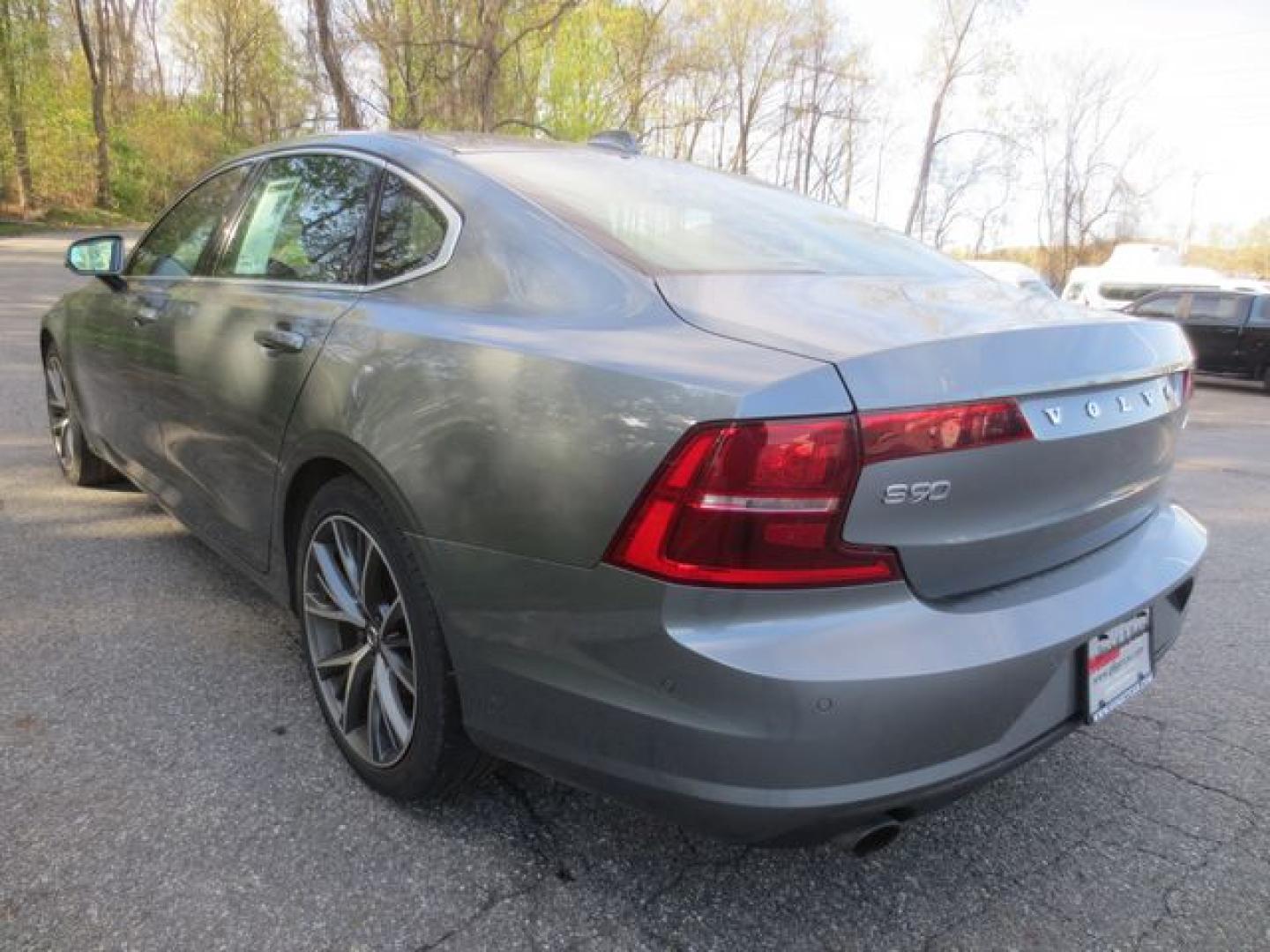 2018 Gray /Black Volvo S90 T5 Momentum (LVY982MK3JP) with an 2.0L L4 DOHC 16V engine, 8 Speed Automatic transmission, located at 270 US Route 6, Mahopac, NY, 10541, (845) 621-0895, 41.349022, -73.755280 - Photo#4