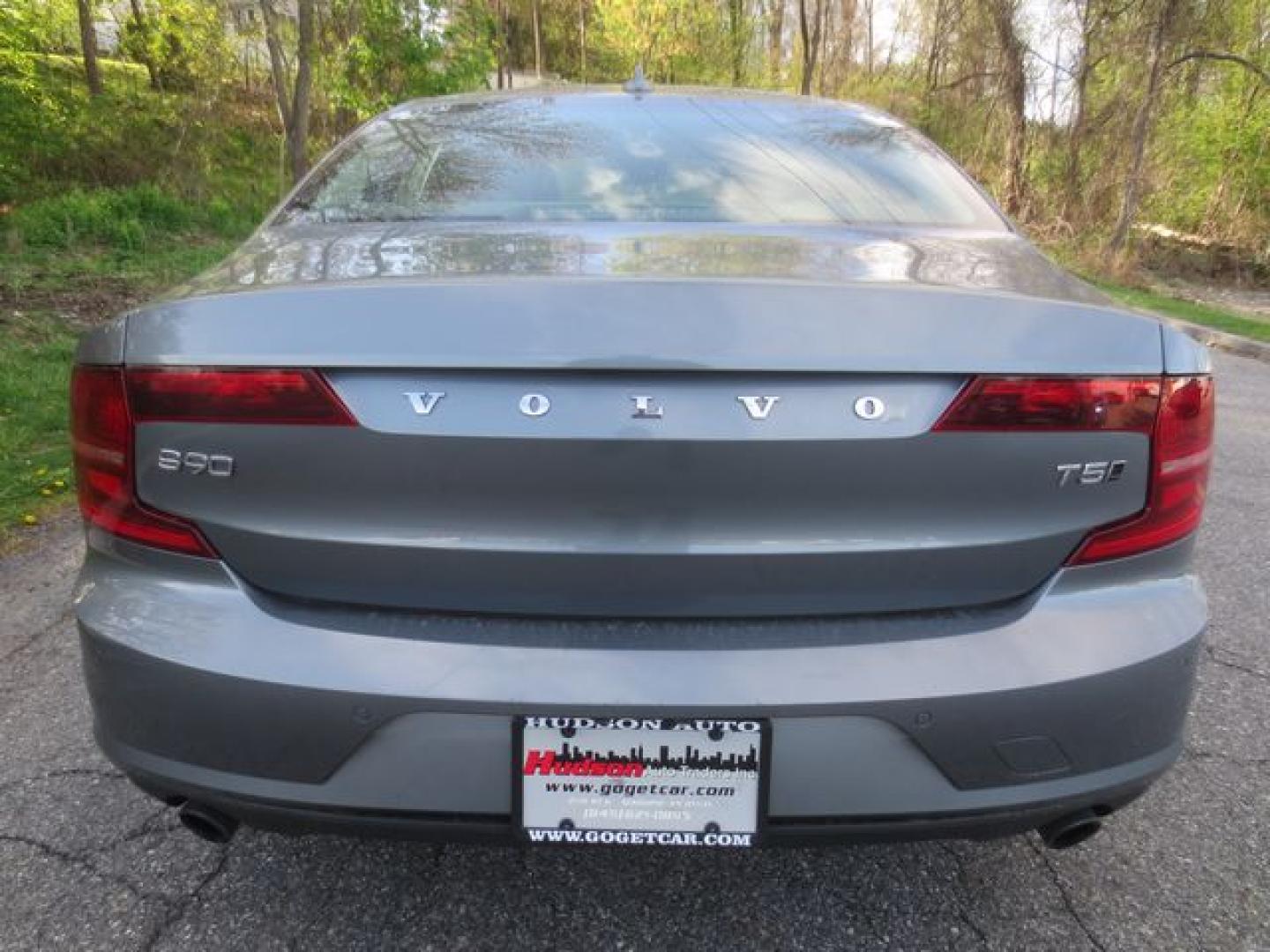 2018 Gray /Black Volvo S90 T5 Momentum (LVY982MK3JP) with an 2.0L L4 DOHC 16V engine, 8 Speed Automatic transmission, located at 270 US Route 6, Mahopac, NY, 10541, (845) 621-0895, 41.349022, -73.755280 - Photo#5