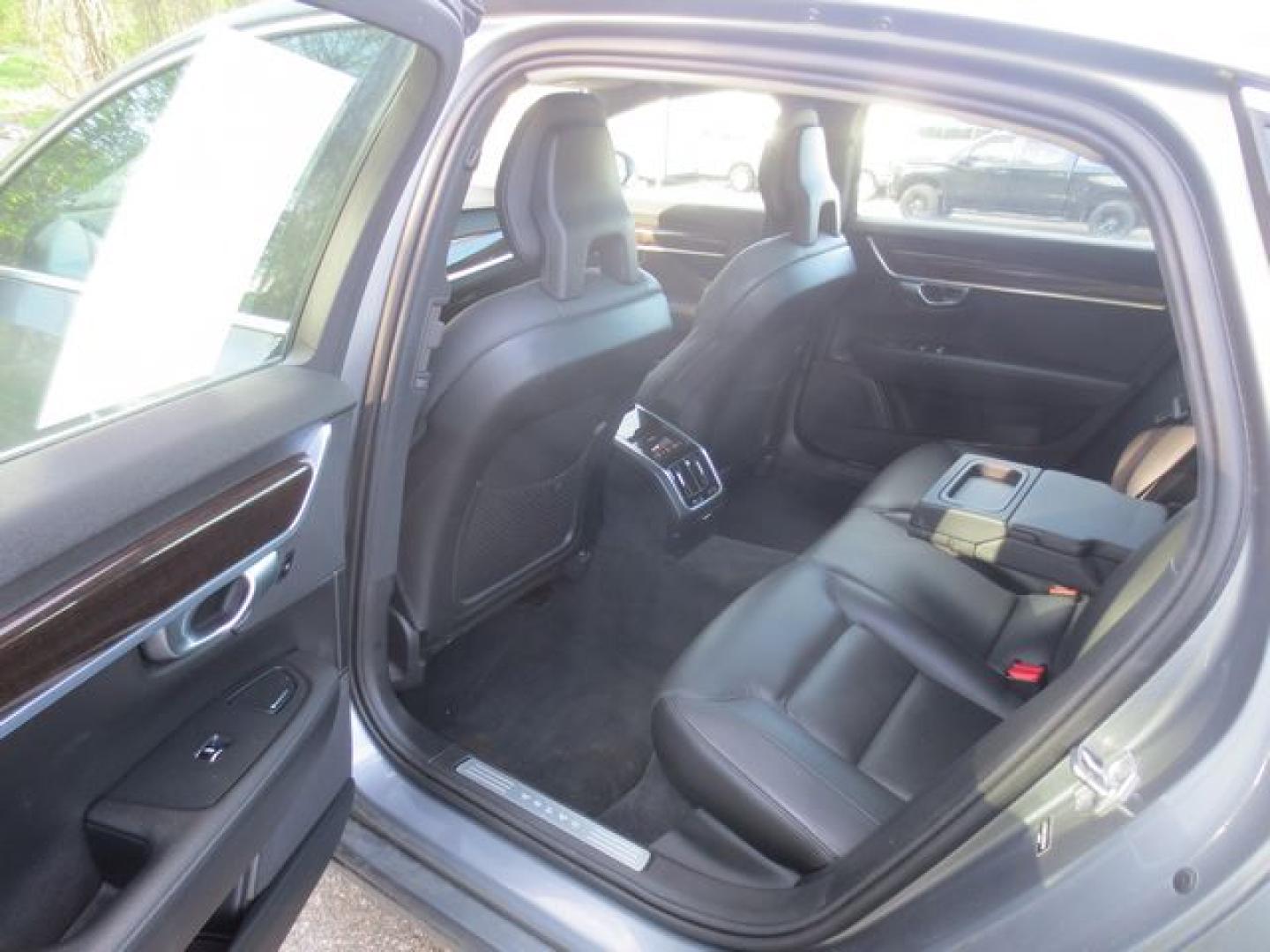 2018 Gray /Black Volvo S90 T5 Momentum (LVY982MK3JP) with an 2.0L L4 DOHC 16V engine, 8 Speed Automatic transmission, located at 270 US Route 6, Mahopac, NY, 10541, (845) 621-0895, 41.349022, -73.755280 - Photo#9