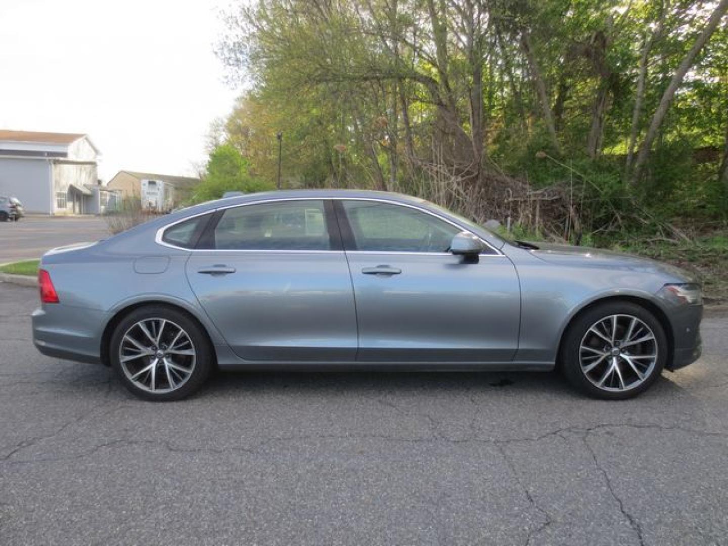 2018 Gray /Black Volvo S90 T5 Momentum (LVY982MK3JP) with an 2.0L L4 DOHC 16V engine, 8 Speed Automatic transmission, located at 270 US Route 6, Mahopac, NY, 10541, (845) 621-0895, 41.349022, -73.755280 - Photo#13