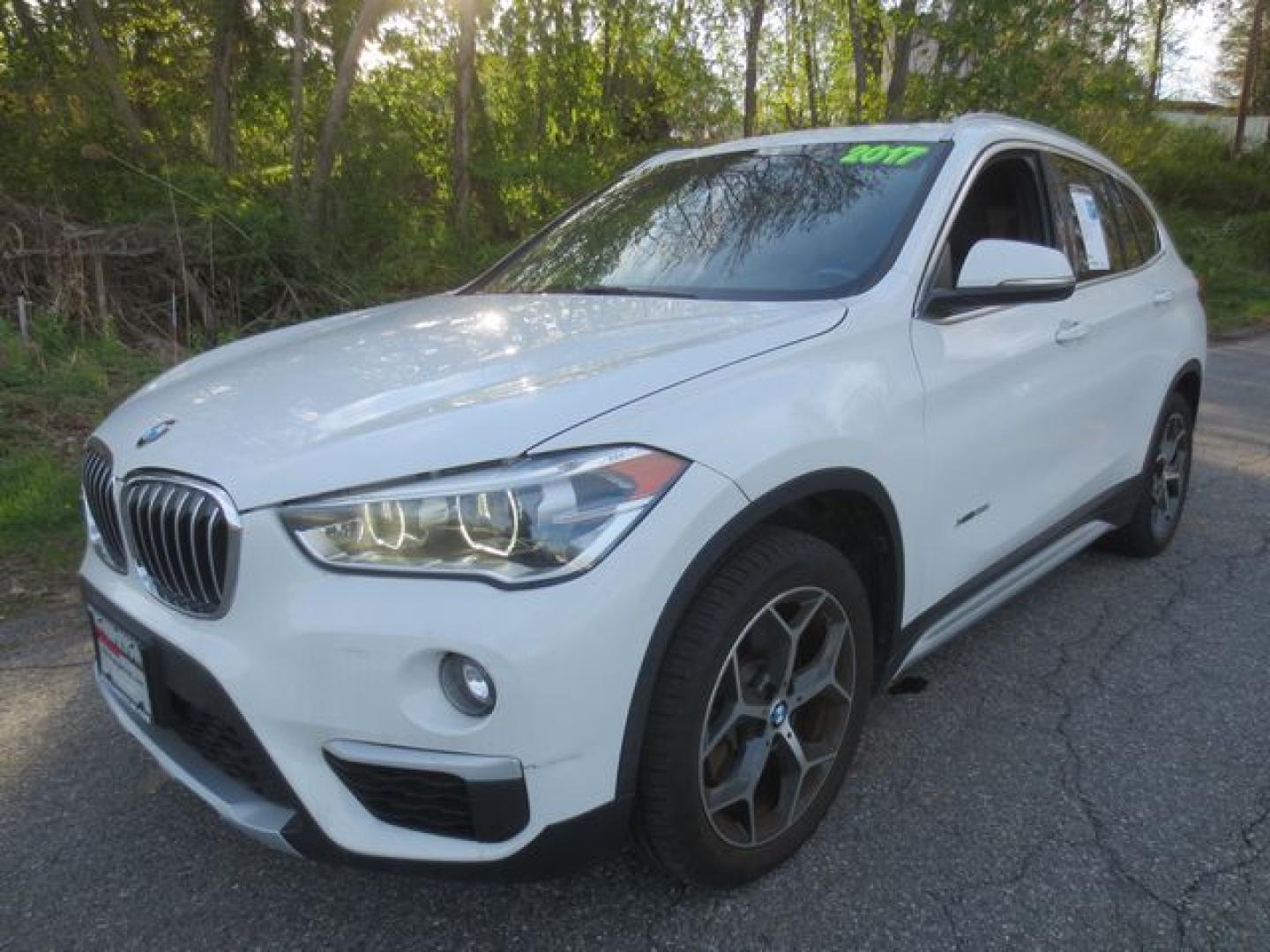 2017 White /Black BMW X1 xDrive28i (WBXHT3Z31H4) with an 2.0L L4 DOHC 16V engine, Automatic transmission, located at 270 US Route 6, Mahopac, NY, 10541, (845) 621-0895, 41.349022, -73.755280 - Photo#0