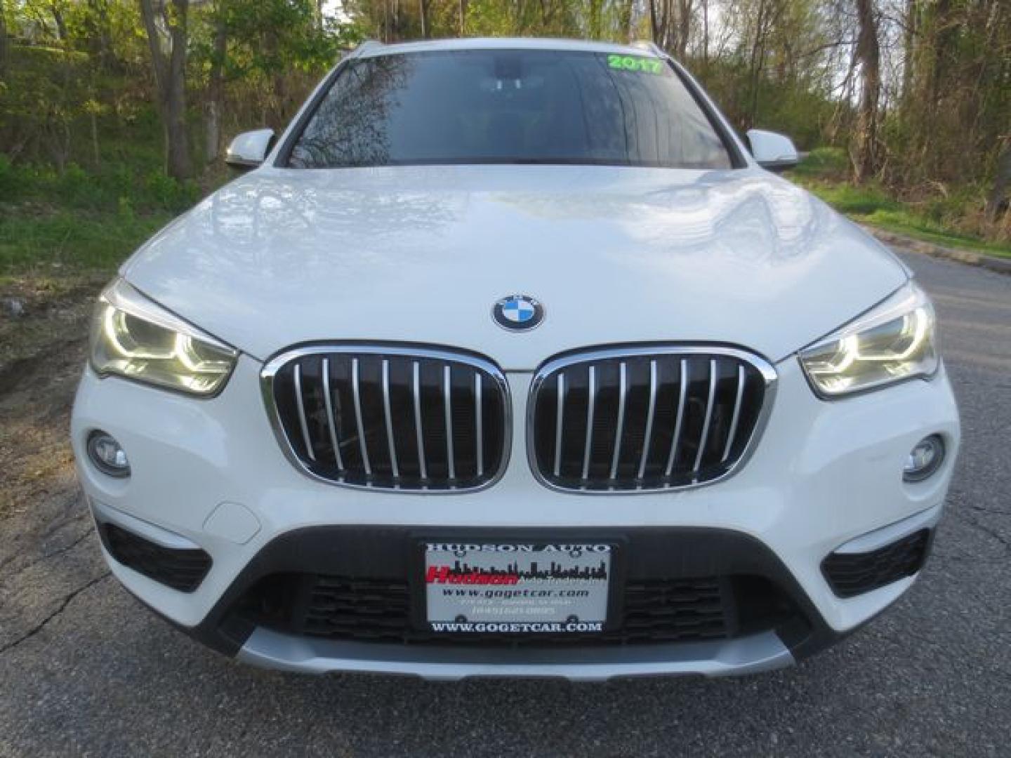 2017 White /Black BMW X1 xDrive28i (WBXHT3Z31H4) with an 2.0L L4 DOHC 16V engine, Automatic transmission, located at 270 US Route 6, Mahopac, NY, 10541, (845) 621-0895, 41.349022, -73.755280 - Photo#2