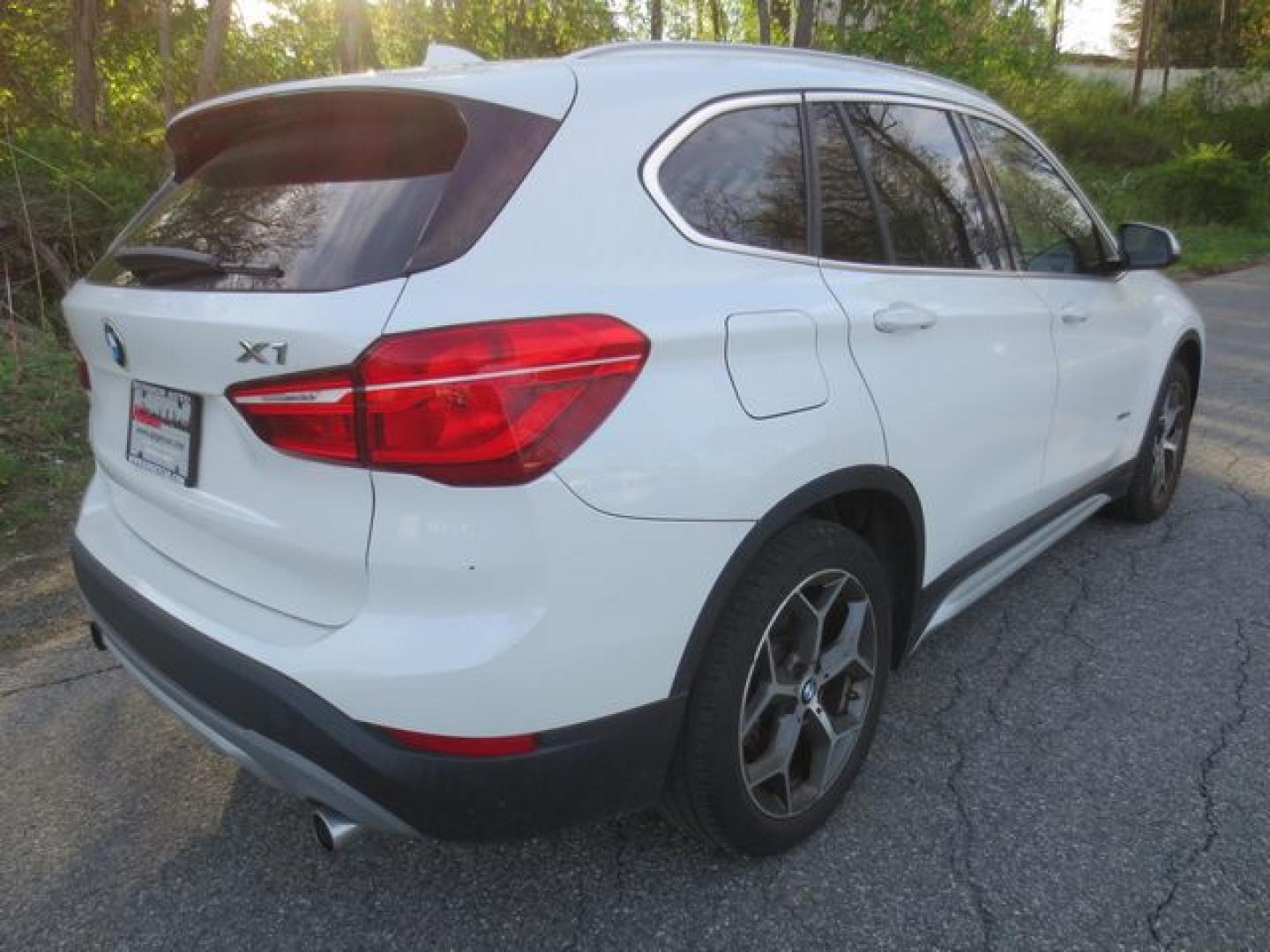 2017 White /Black BMW X1 xDrive28i (WBXHT3Z31H4) with an 2.0L L4 DOHC 16V engine, Automatic transmission, located at 270 US Route 6, Mahopac, NY, 10541, (845) 621-0895, 41.349022, -73.755280 - Photo#3