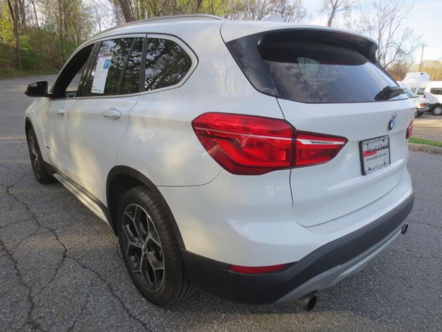 2017 White /Black BMW X1 xDrive28i (WBXHT3Z31H4) with an 2.0L L4 DOHC 16V engine, Automatic transmission, located at 270 US Route 6, Mahopac, NY, 10541, (845) 621-0895, 41.349022, -73.755280 - Photo#4