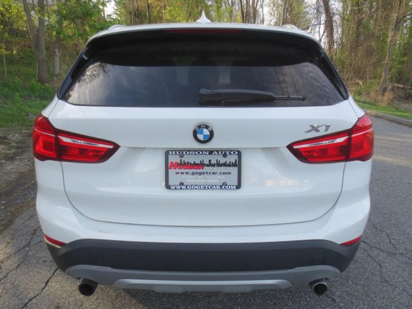 2017 White /Black BMW X1 xDrive28i (WBXHT3Z31H4) with an 2.0L L4 DOHC 16V engine, Automatic transmission, located at 270 US Route 6, Mahopac, NY, 10541, (845) 621-0895, 41.349022, -73.755280 - Photo#5