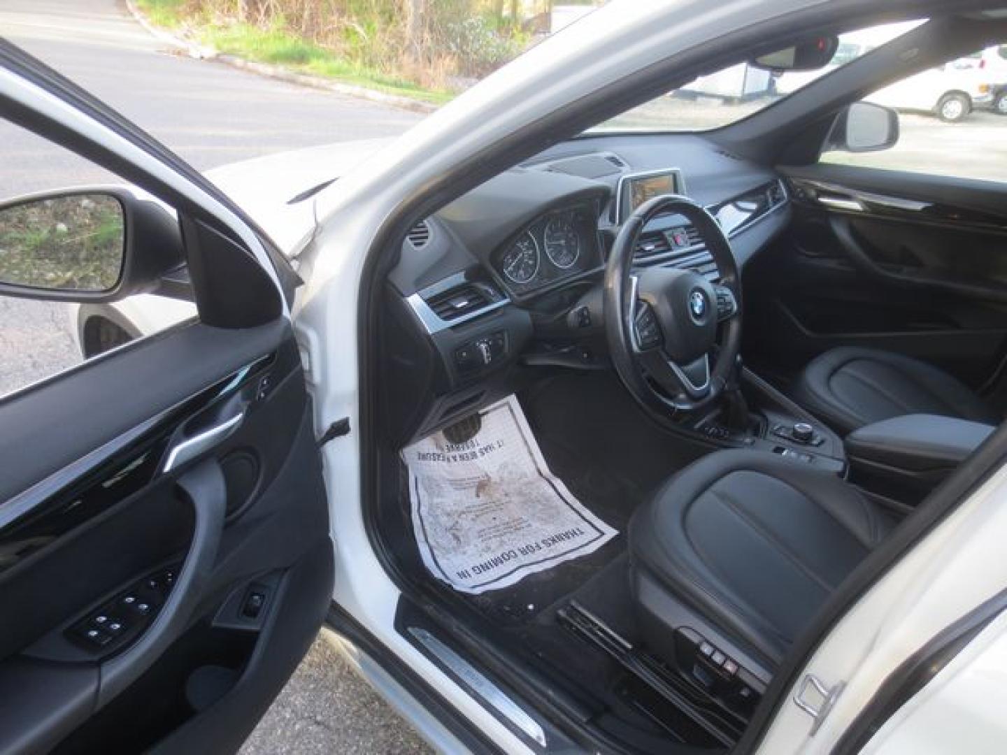2017 White /Black BMW X1 xDrive28i (WBXHT3Z31H4) with an 2.0L L4 DOHC 16V engine, Automatic transmission, located at 270 US Route 6, Mahopac, NY, 10541, (845) 621-0895, 41.349022, -73.755280 - Photo#6