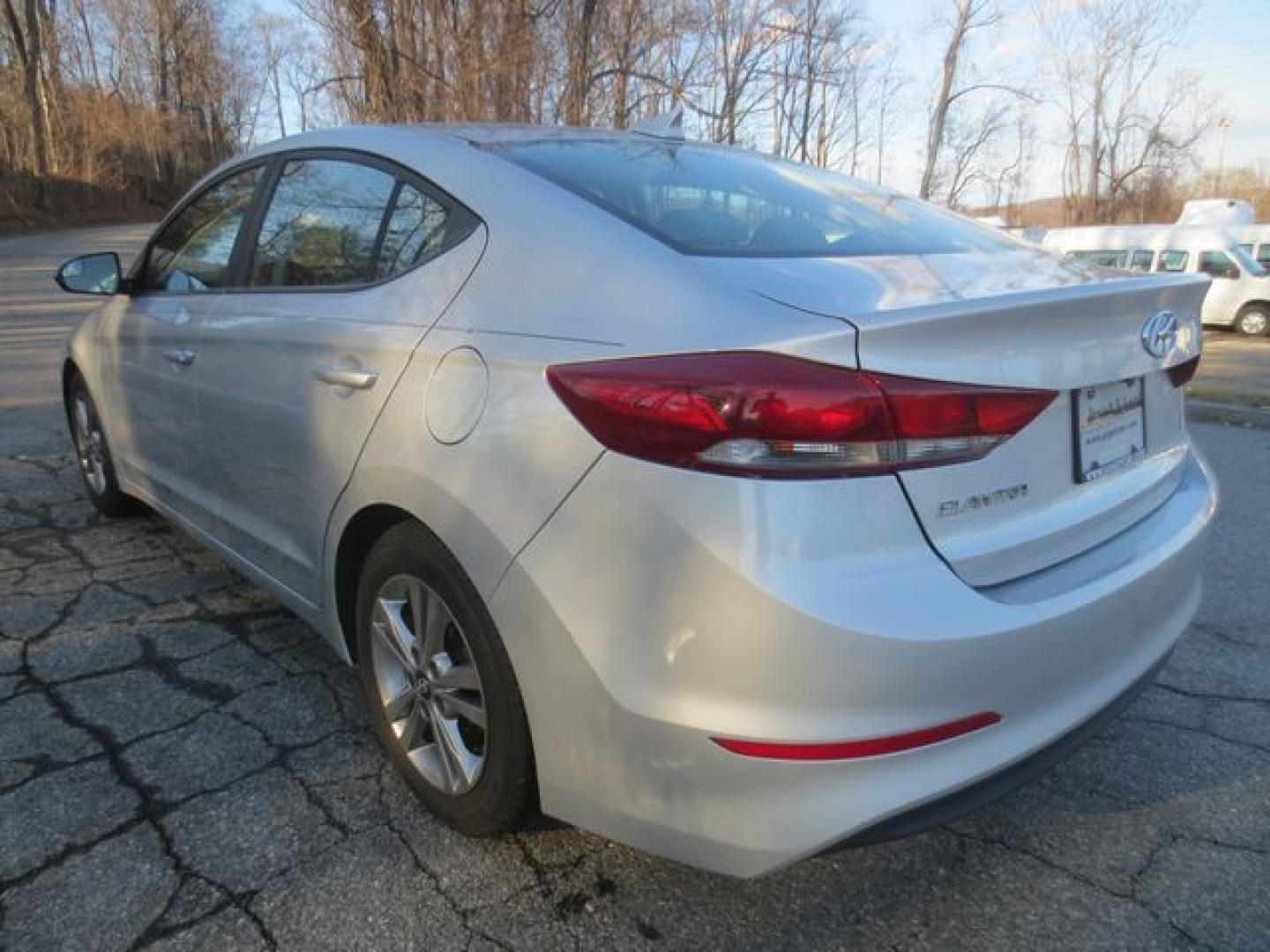 2017 Silver /Gray Hyundai Elantra SE (KMHD84LF5HU) with an 2.0L L4 DOHC 16V engine, 6A transmission, located at 270 US Route 6, Mahopac, NY, 10541, (845) 621-0895, 41.349022, -73.755280 - Photo#4