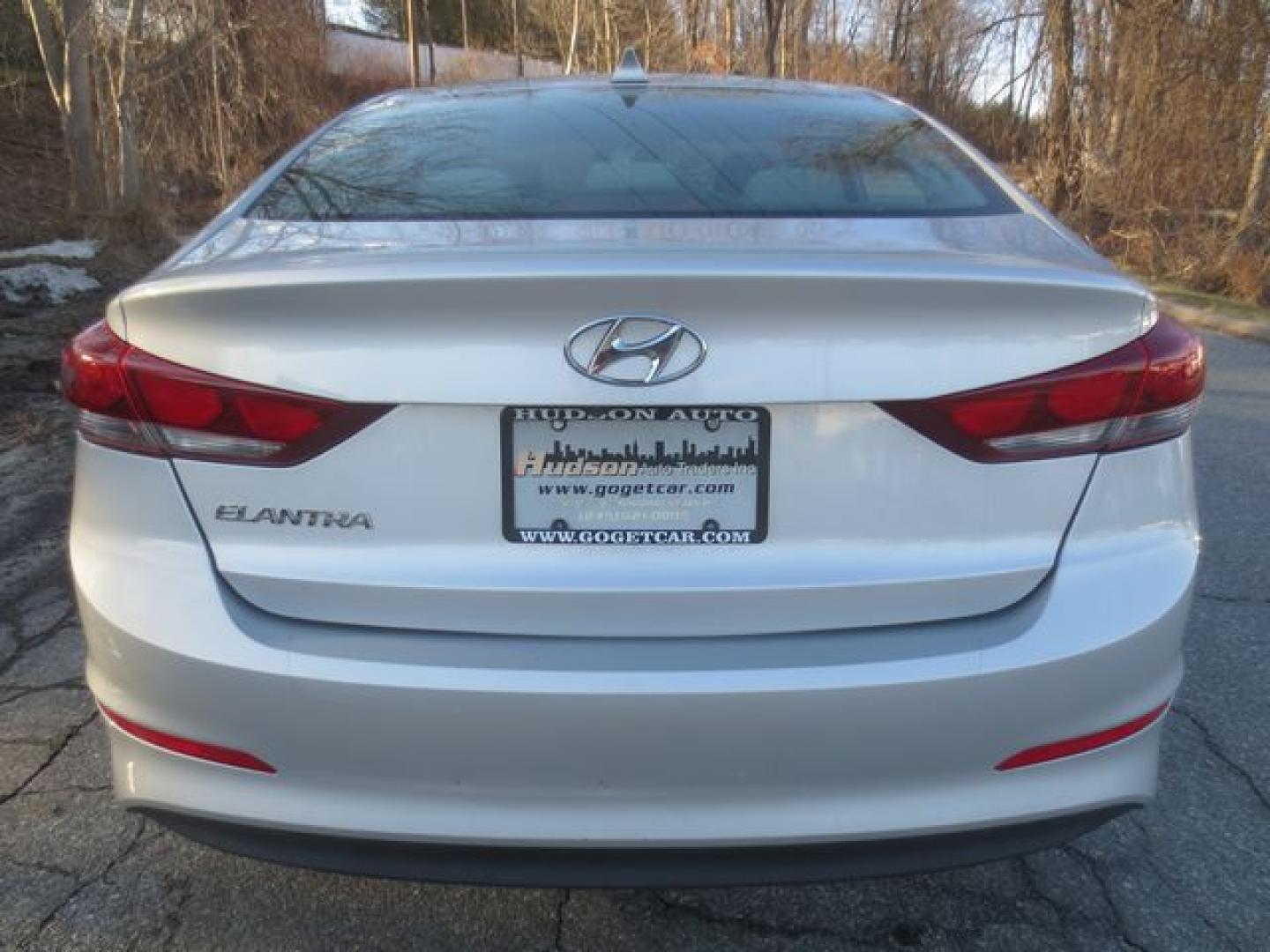 2017 Silver /Gray Hyundai Elantra SE (KMHD84LF5HU) with an 2.0L L4 DOHC 16V engine, 6A transmission, located at 270 US Route 6, Mahopac, NY, 10541, (845) 621-0895, 41.349022, -73.755280 - Photo#5