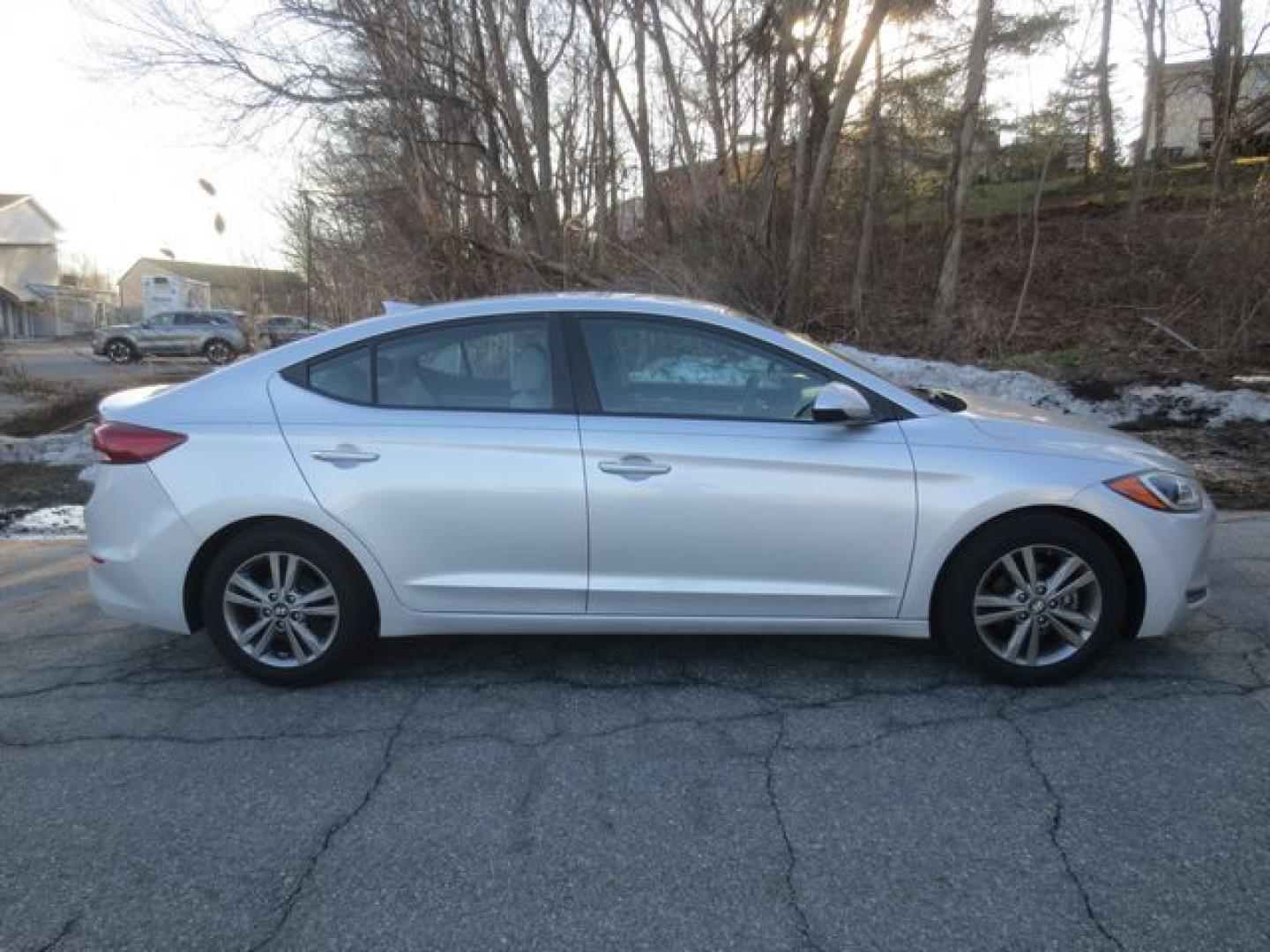 2017 Silver /Gray Hyundai Elantra SE (KMHD84LF5HU) with an 2.0L L4 DOHC 16V engine, 6A transmission, located at 270 US Route 6, Mahopac, NY, 10541, (845) 621-0895, 41.349022, -73.755280 - Photo#10