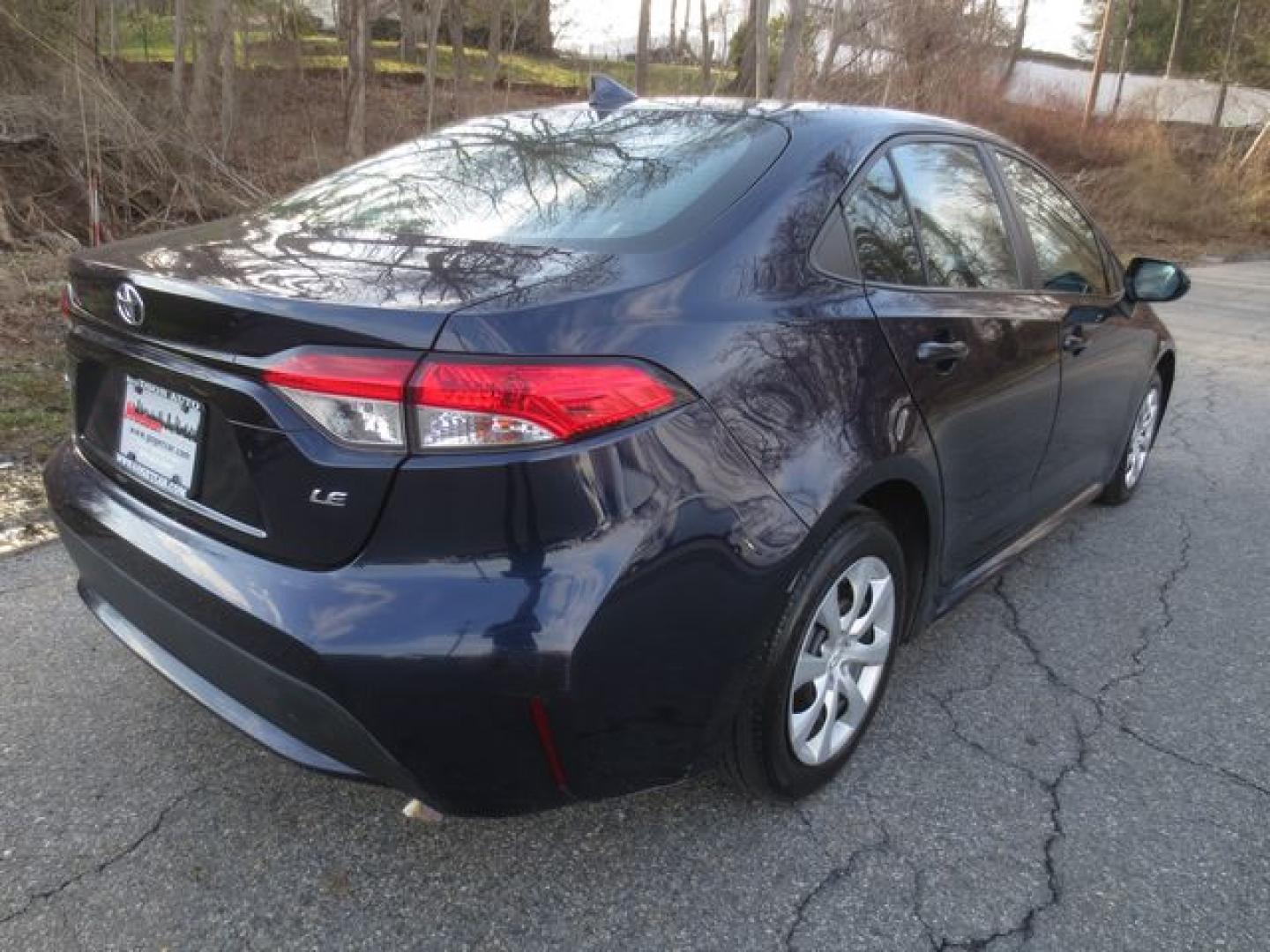 2022 Blue /Black Toyota Corolla LE (5YFEPMAE8NP) with an 1.8L L4 DOHC 16V engine, Automatic transmission, located at 270 US Route 6, Mahopac, NY, 10541, (845) 621-0895, 41.349022, -73.755280 - Photo#3