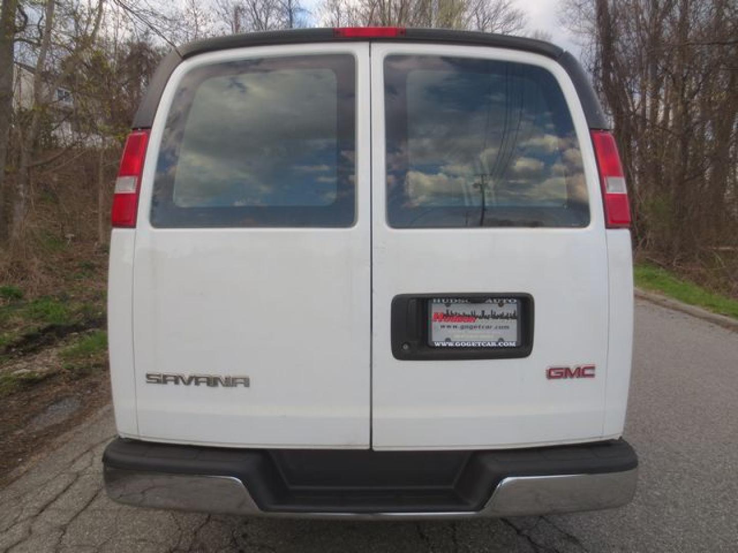 2017 White /Gray GMC Savana G2500 Cargo (1GTW7AFF8H1) with an 4.8L V8 FFV engine, 6A transmission, located at 270 US Route 6, Mahopac, NY, 10541, (845) 621-0895, 41.349022, -73.755280 - Photo#5