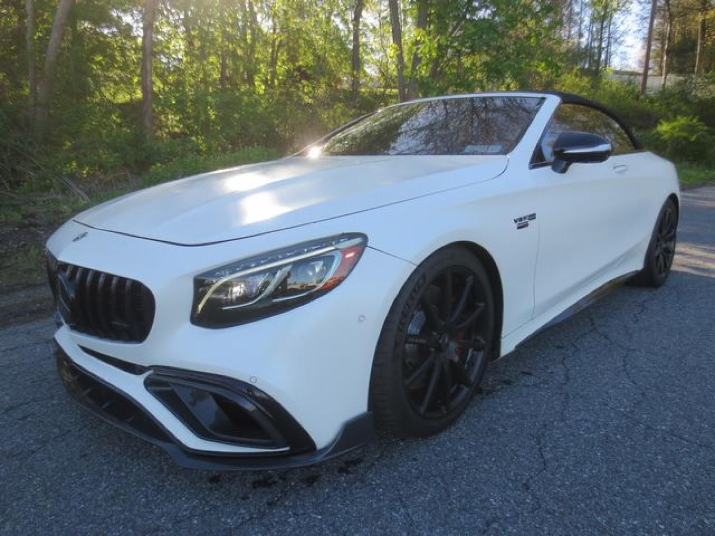2019 White /White Mercedes-Benz S-Class AMG S63 (WDDXK8JB3KA) with an 4.0L TWIN TURBO V8 DOHC 32V engine, Automatic transmission, located at 270 US Route 6, Mahopac, NY, 10541, (845) 621-0895, 41.349022, -73.755280 - Photo#1