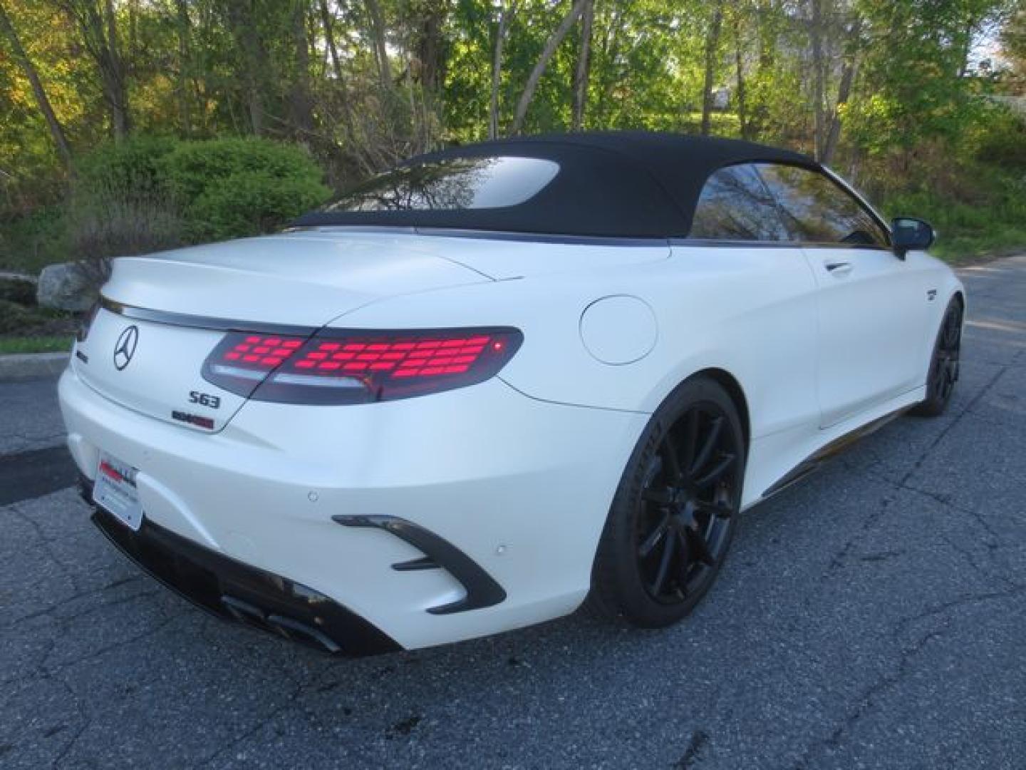 2019 White /White Mercedes-Benz S-Class AMG S63 (WDDXK8JB3KA) with an 4.0L TWIN TURBO V8 DOHC 32V engine, Automatic transmission, located at 270 US Route 6, Mahopac, NY, 10541, (845) 621-0895, 41.349022, -73.755280 - Photo#6