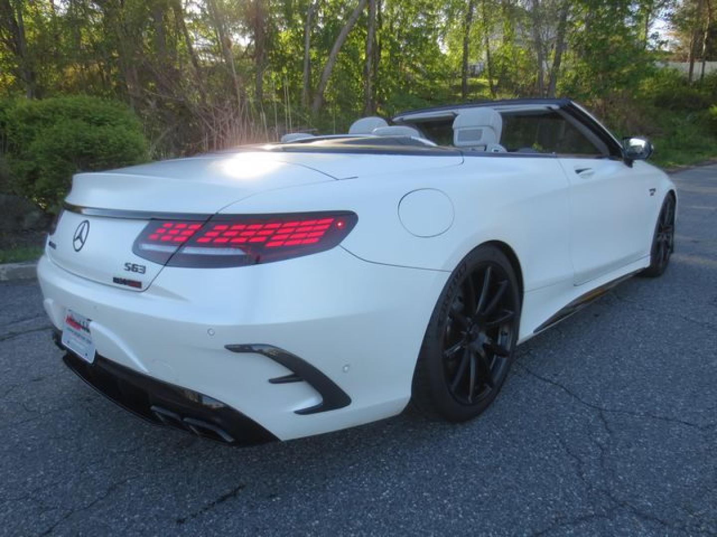 2019 White /White Mercedes-Benz S-Class AMG S63 (WDDXK8JB3KA) with an 4.0L TWIN TURBO V8 DOHC 32V engine, Automatic transmission, located at 270 US Route 6, Mahopac, NY, 10541, (845) 621-0895, 41.349022, -73.755280 - Photo#5