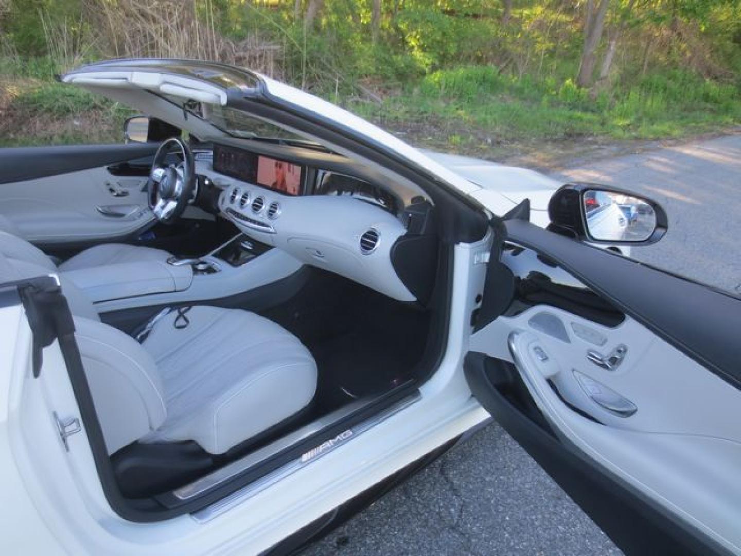 2019 White /White Mercedes-Benz S-Class AMG S63 (WDDXK8JB3KA) with an 4.0L TWIN TURBO V8 DOHC 32V engine, Automatic transmission, located at 270 US Route 6, Mahopac, NY, 10541, (845) 621-0895, 41.349022, -73.755280 - Photo#18