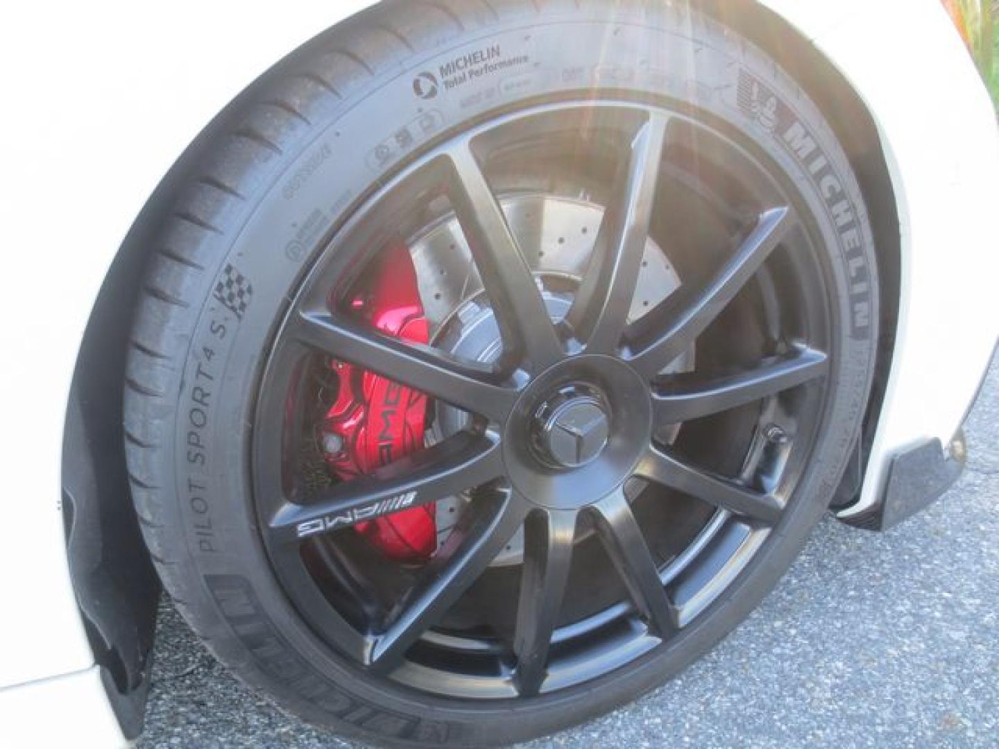 2019 White /White Mercedes-Benz S-Class AMG S63 (WDDXK8JB3KA) with an 4.0L TWIN TURBO V8 DOHC 32V engine, Automatic transmission, located at 270 US Route 6, Mahopac, NY, 10541, (845) 621-0895, 41.349022, -73.755280 - Photo#20