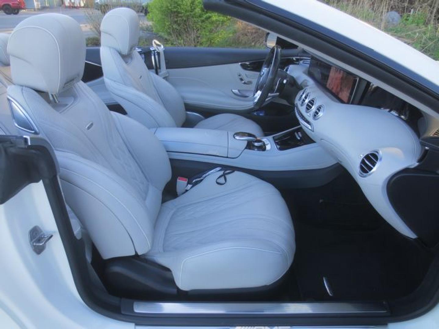 2019 White /White Mercedes-Benz S-Class AMG S63 (WDDXK8JB3KA) with an 4.0L TWIN TURBO V8 DOHC 32V engine, Automatic transmission, located at 270 US Route 6, Mahopac, NY, 10541, (845) 621-0895, 41.349022, -73.755280 - Photo#19