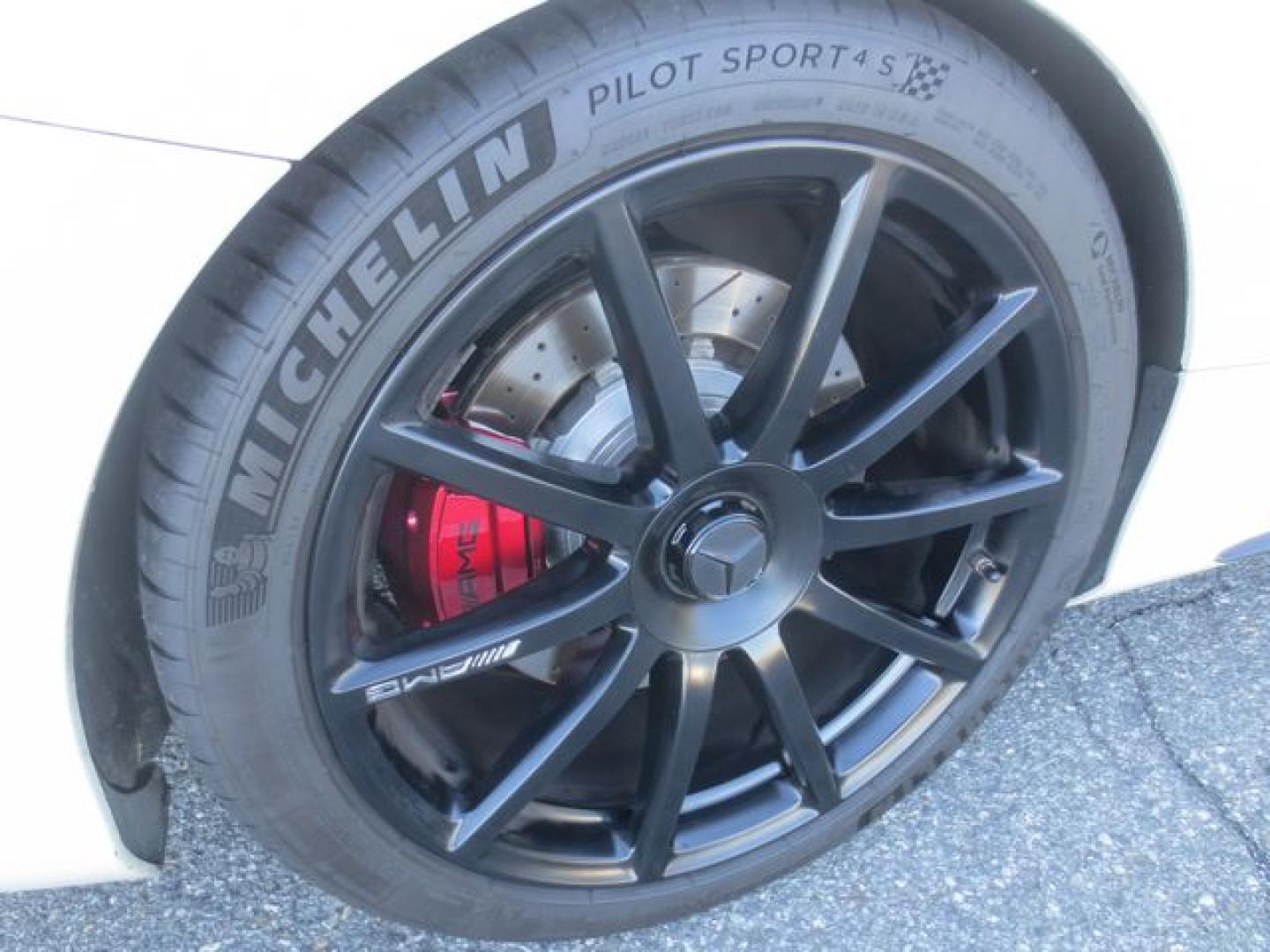 2019 White /White Mercedes-Benz S-Class AMG S63 (WDDXK8JB3KA) with an 4.0L TWIN TURBO V8 DOHC 32V engine, Automatic transmission, located at 270 US Route 6, Mahopac, NY, 10541, (845) 621-0895, 41.349022, -73.755280 - Photo#21