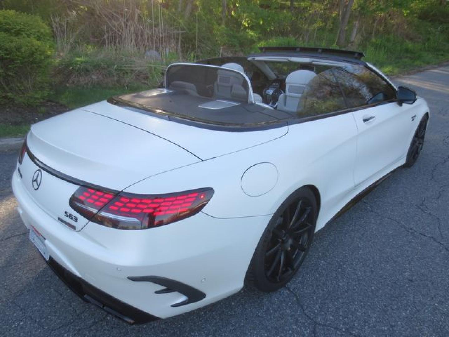 2019 White /White Mercedes-Benz S-Class AMG S63 (WDDXK8JB3KA) with an 4.0L TWIN TURBO V8 DOHC 32V engine, Automatic transmission, located at 270 US Route 6, Mahopac, NY, 10541, (845) 621-0895, 41.349022, -73.755280 - Photo#11