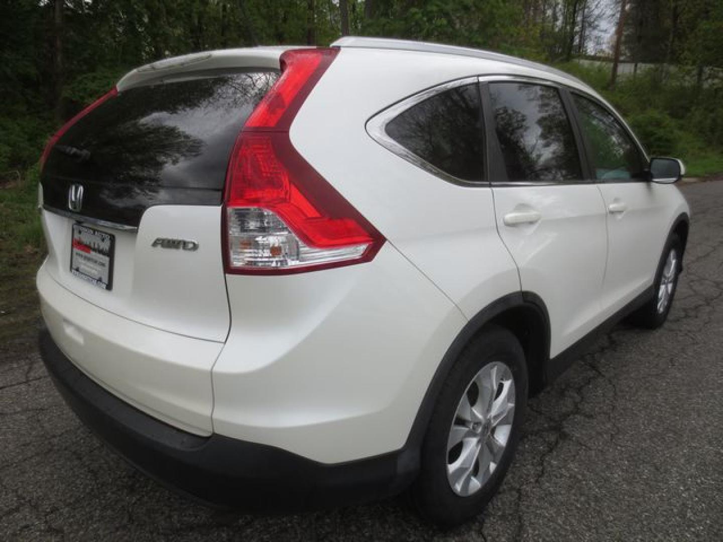 2013 White /Black Honda CR-V EX-L (5J6RM4H72DL) with an 2.4L L4 DOHC 16V engine, 5-Speed Automatic transmission, located at 270 US Route 6, Mahopac, NY, 10541, (845) 621-0895, 41.349022, -73.755280 - Photo#3