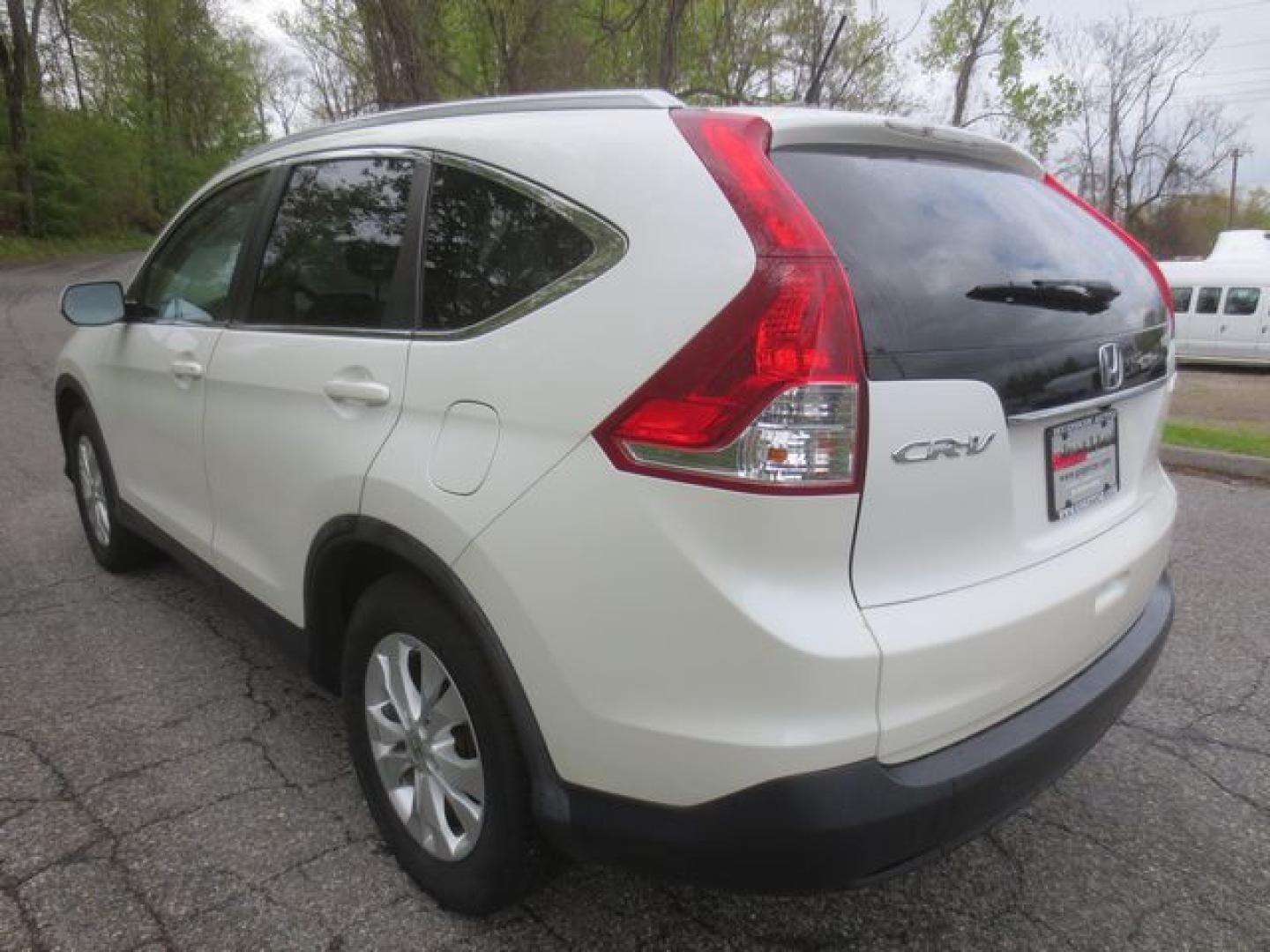 2013 White /Black Honda CR-V EX-L (5J6RM4H72DL) with an 2.4L L4 DOHC 16V engine, 5-Speed Automatic transmission, located at 270 US Route 6, Mahopac, NY, 10541, (845) 621-0895, 41.349022, -73.755280 - Photo#4