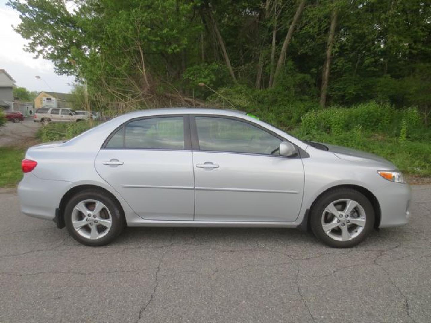 2013 Silver /Gray Toyota Corolla LE (5YFBU4EEXDP) with an 1.8L L4 DOHC 16V engine, 4-Speed Automatic transmission, located at 270 US Route 6, Mahopac, NY, 10541, (845) 621-0895, 41.349022, -73.755280 - Photo#10