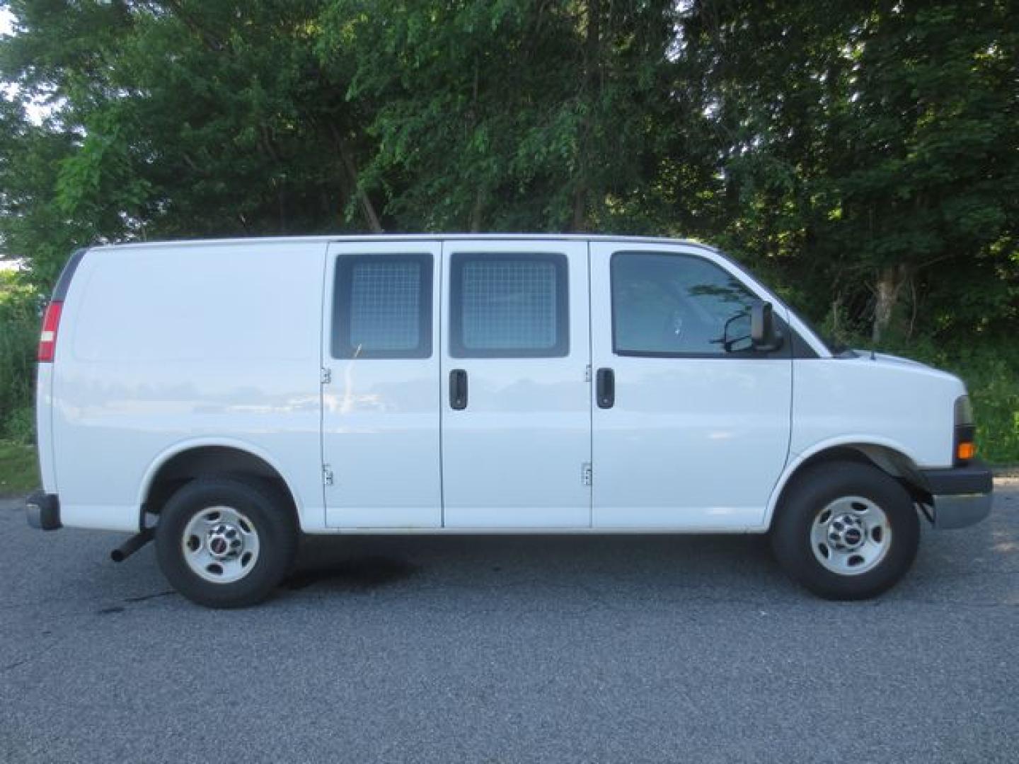 2014 White /Gray GMC Savana G2500 Cargo (1GTW7FCA4E1) with an 4.8L V8 OHV 16V FFV engine, 6-Speed Automatic transmission, located at 270 US Route 6, Mahopac, NY, 10541, (845) 621-0895, 41.349022, -73.755280 - Photo#9